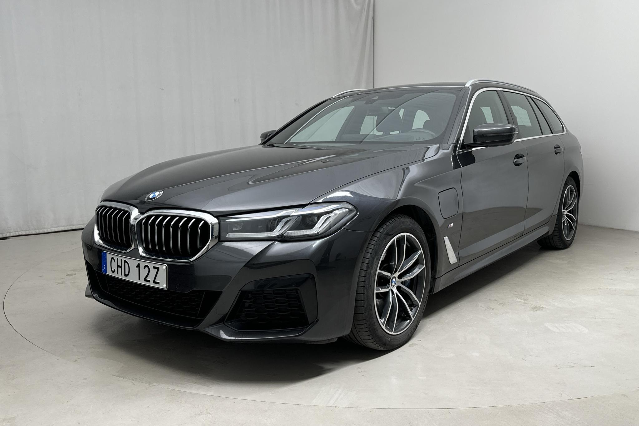 BMW 530e xDrive Touring, G31 12kWh LCI (292hk) - 64 070 km - Automatyczna - szary - 2021