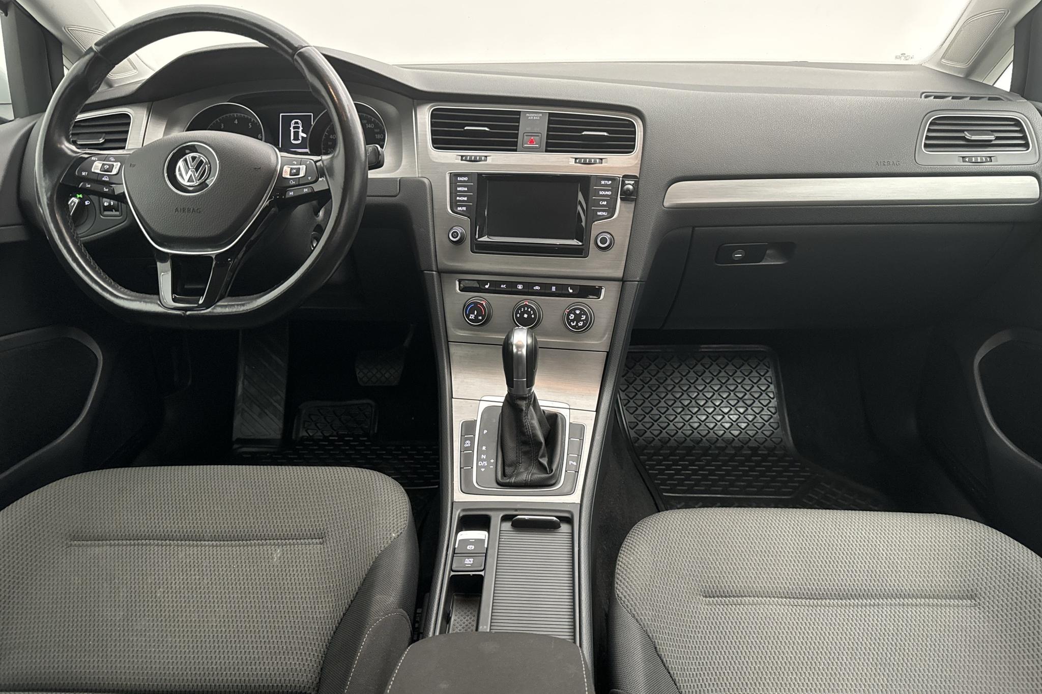 VW Golf VII 1.2 TSI 5dr (105hk) - 131 090 km - Automatyczna - biały - 2015