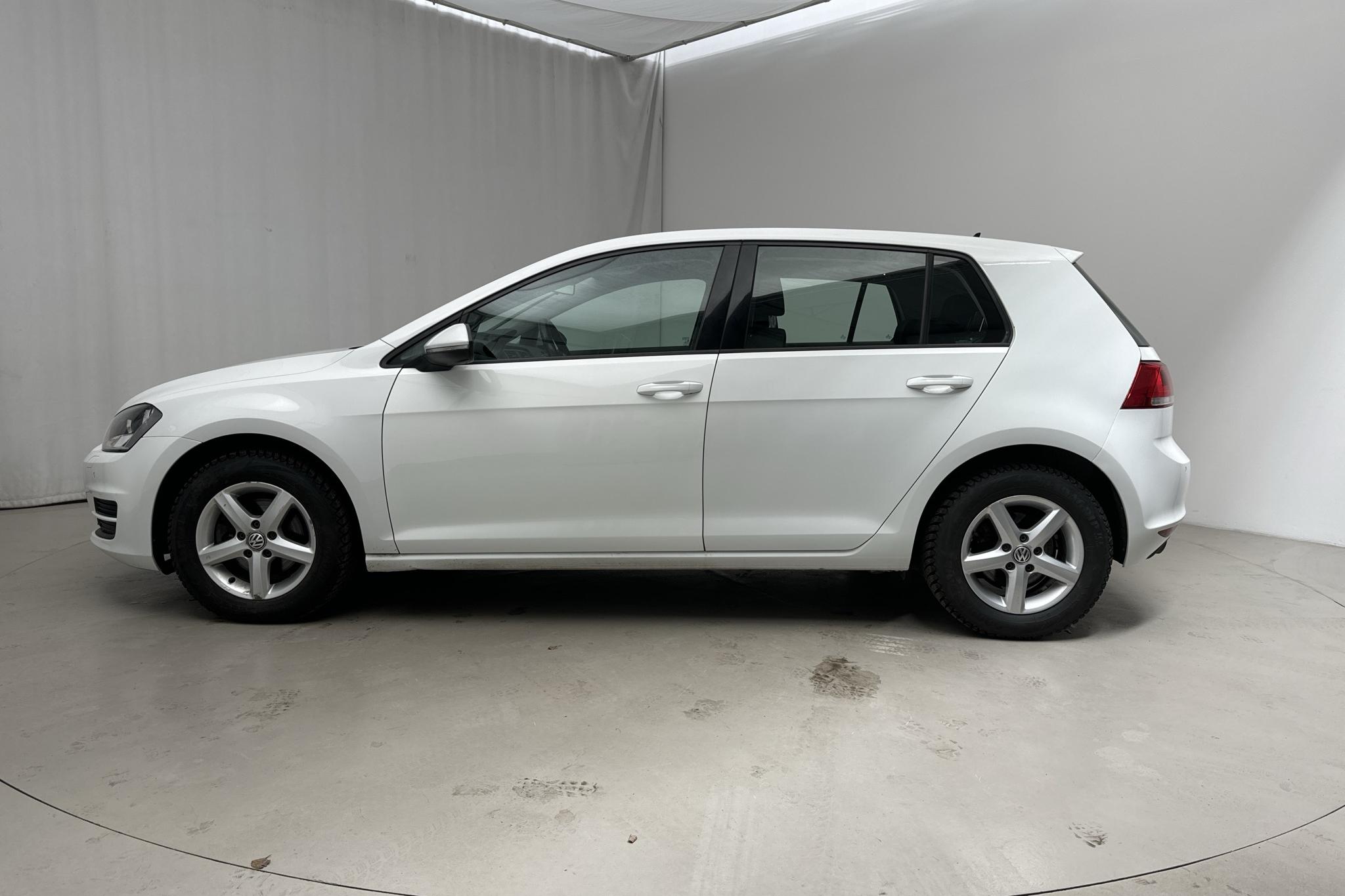 VW Golf VII 1.2 TSI 5dr (105hk) - 131 090 km - Automatyczna - biały - 2015