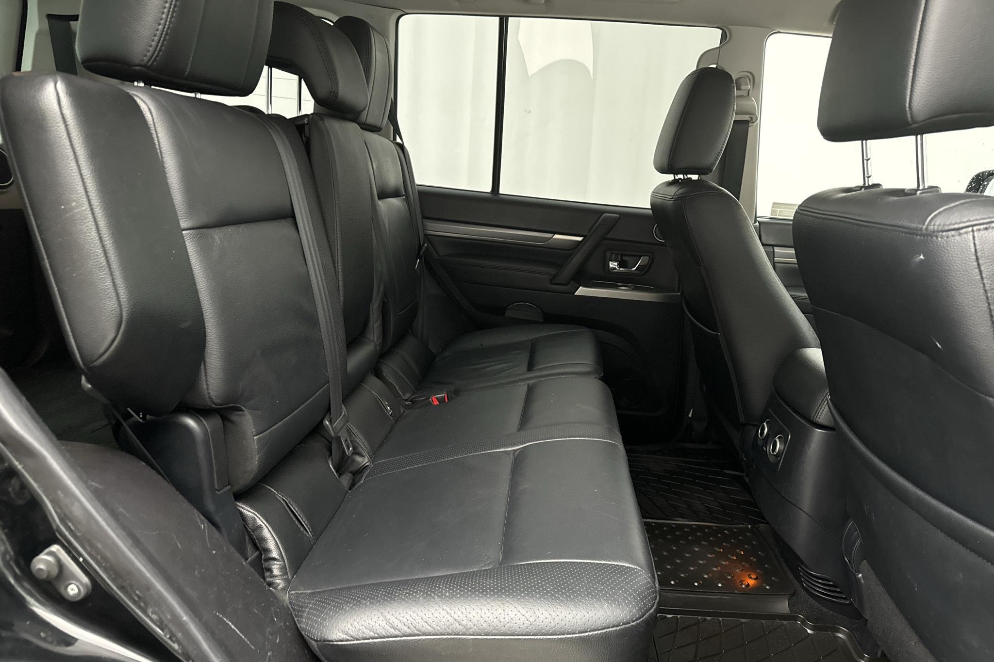 Mitsubishi Pajero Wagon 3.2 DI-D (200hk) - 223 170 km - Automatyczna - czarny - 2012