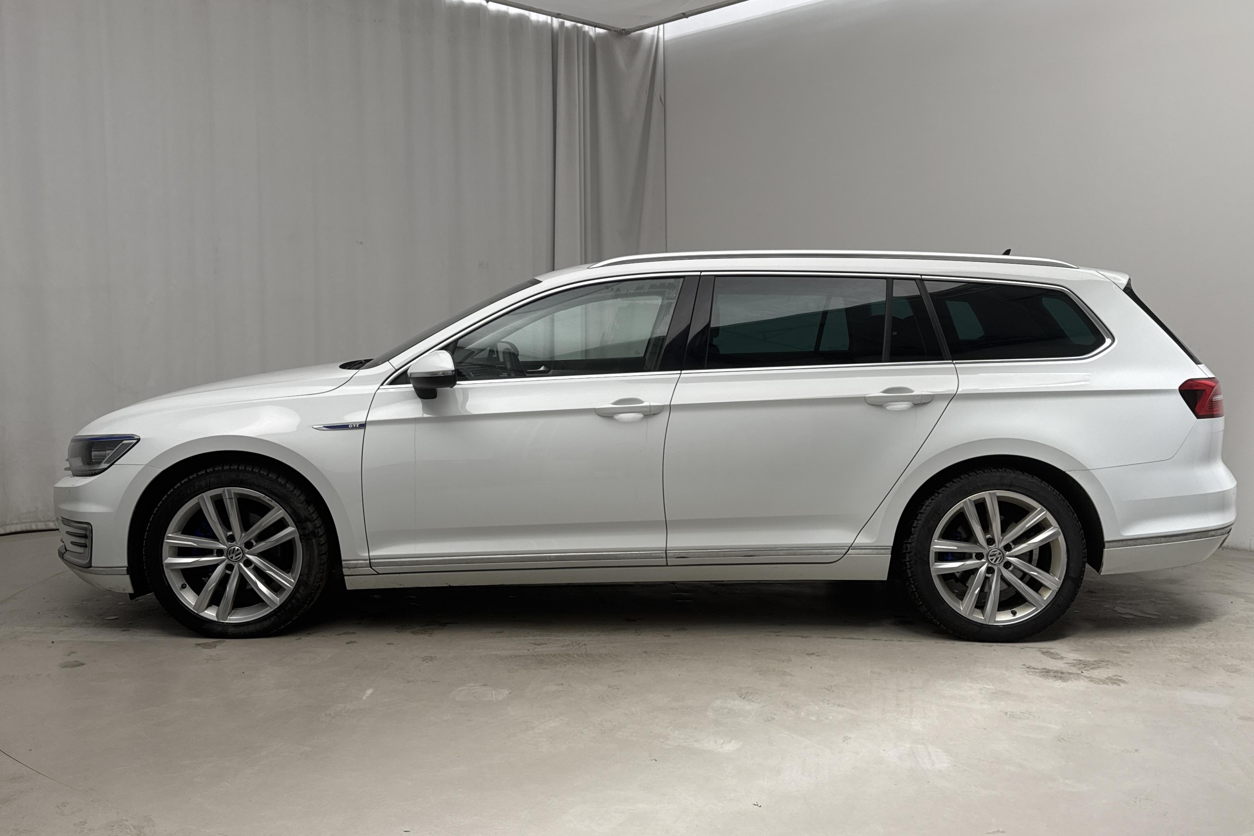 VW Passat 1.4 Plug-in-Hybrid Sportscombi (218hk) - 180 430 km - Automaattinen - valkoinen - 2019