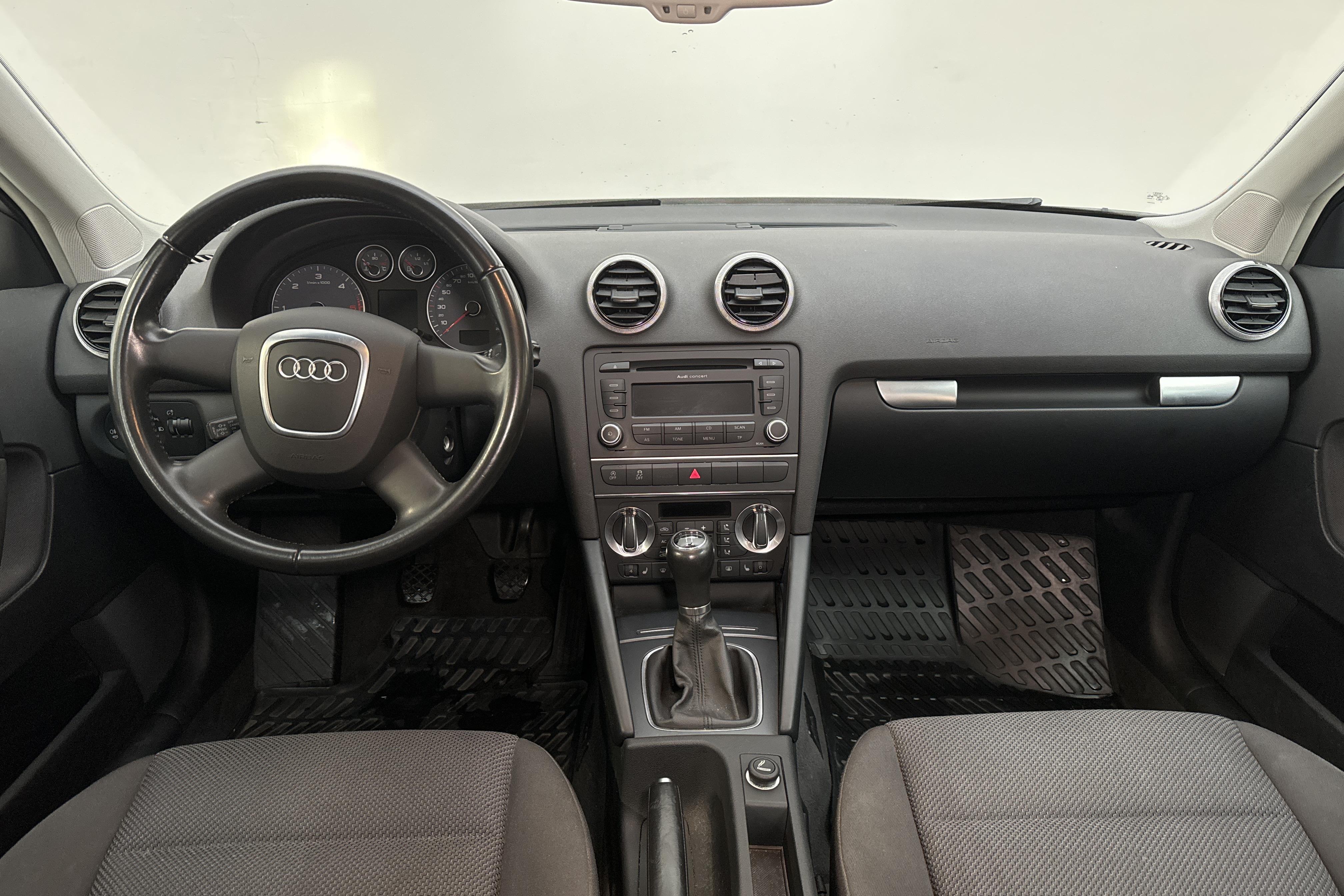 Audi A3 1.6 TDI Sportback (105hk) - 131 590 km - Manuaalinen - valkoinen - 2011