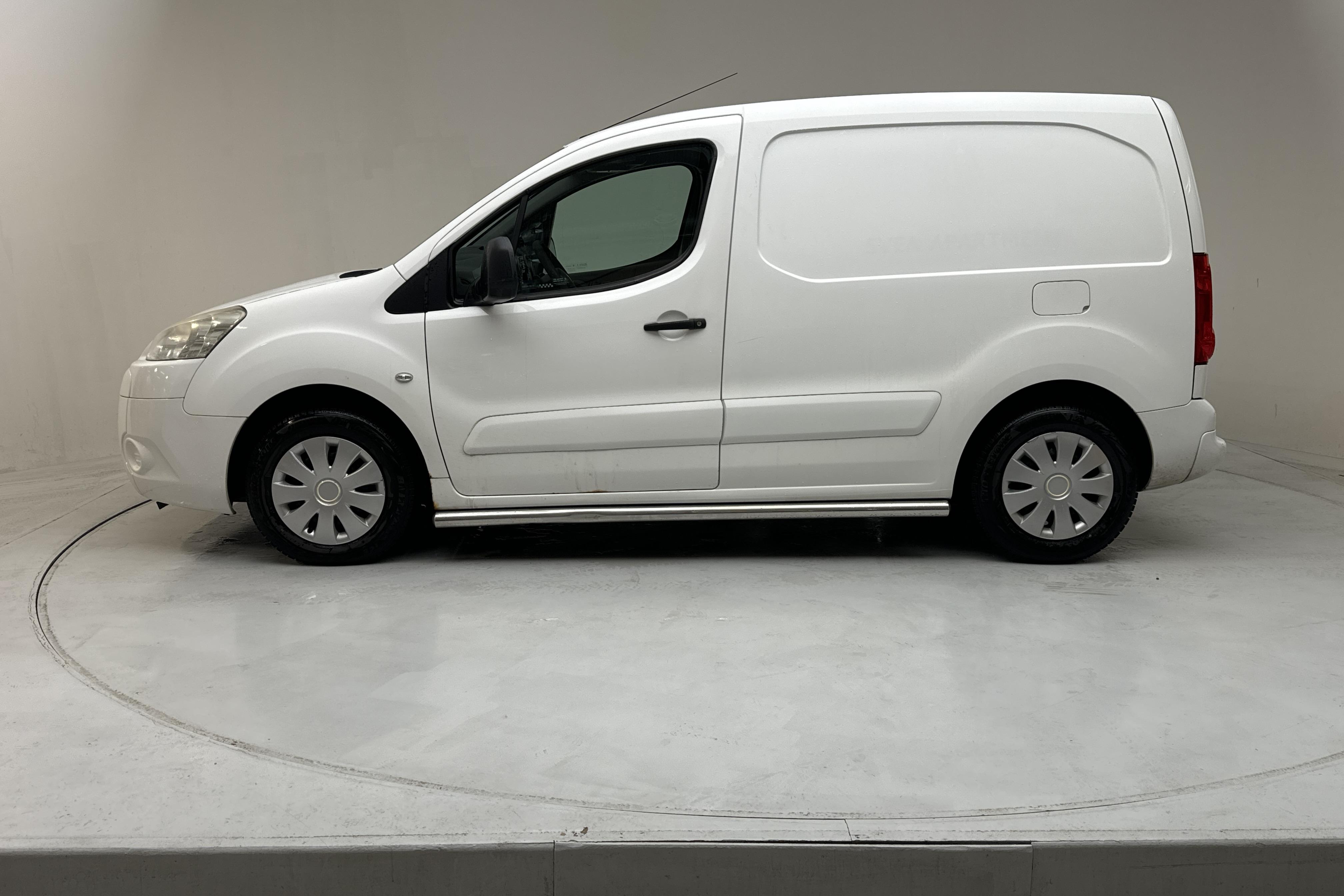 Peugeot Partner 1.6 e-HDI Skåp (90hk) - 17 847 mil - Automat - vit - 2012