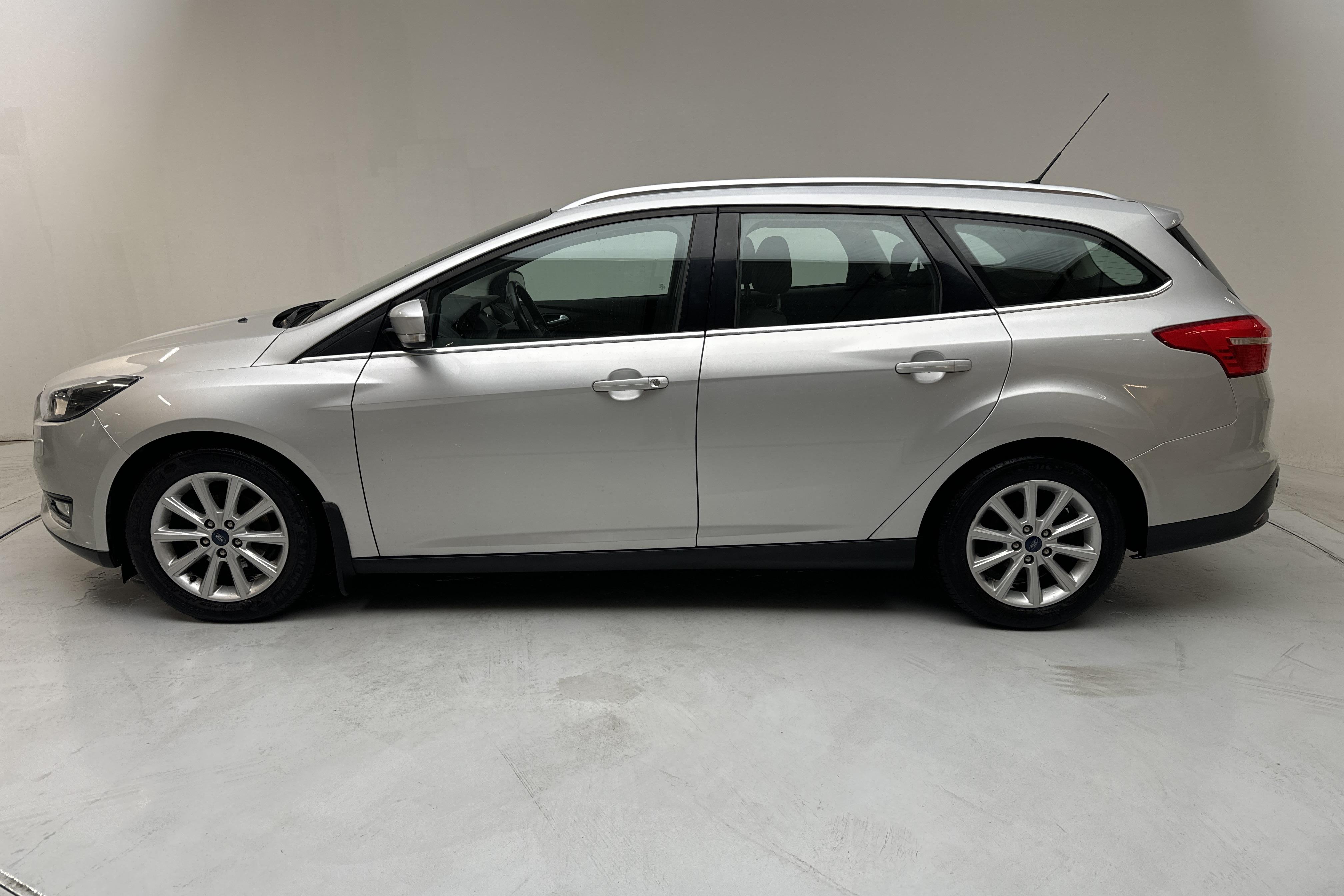 Ford Focus 1.0 EcoBoost Kombi (100hk) - 125 020 km - Manuaalinen - harmaa - 2015