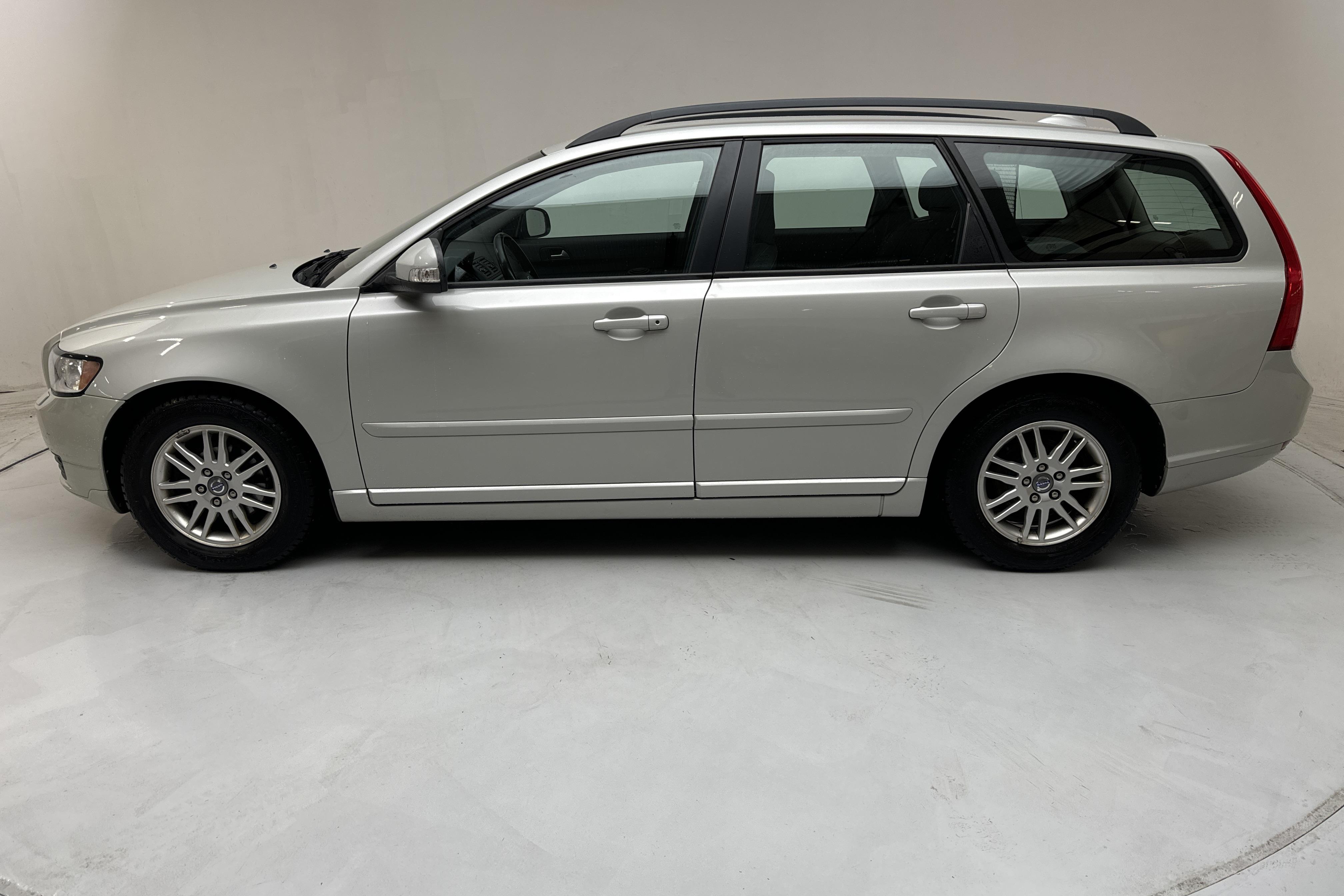 Volvo V50 D2 (115hk) - 192 850 km - Manuaalinen - valkoinen - 2011