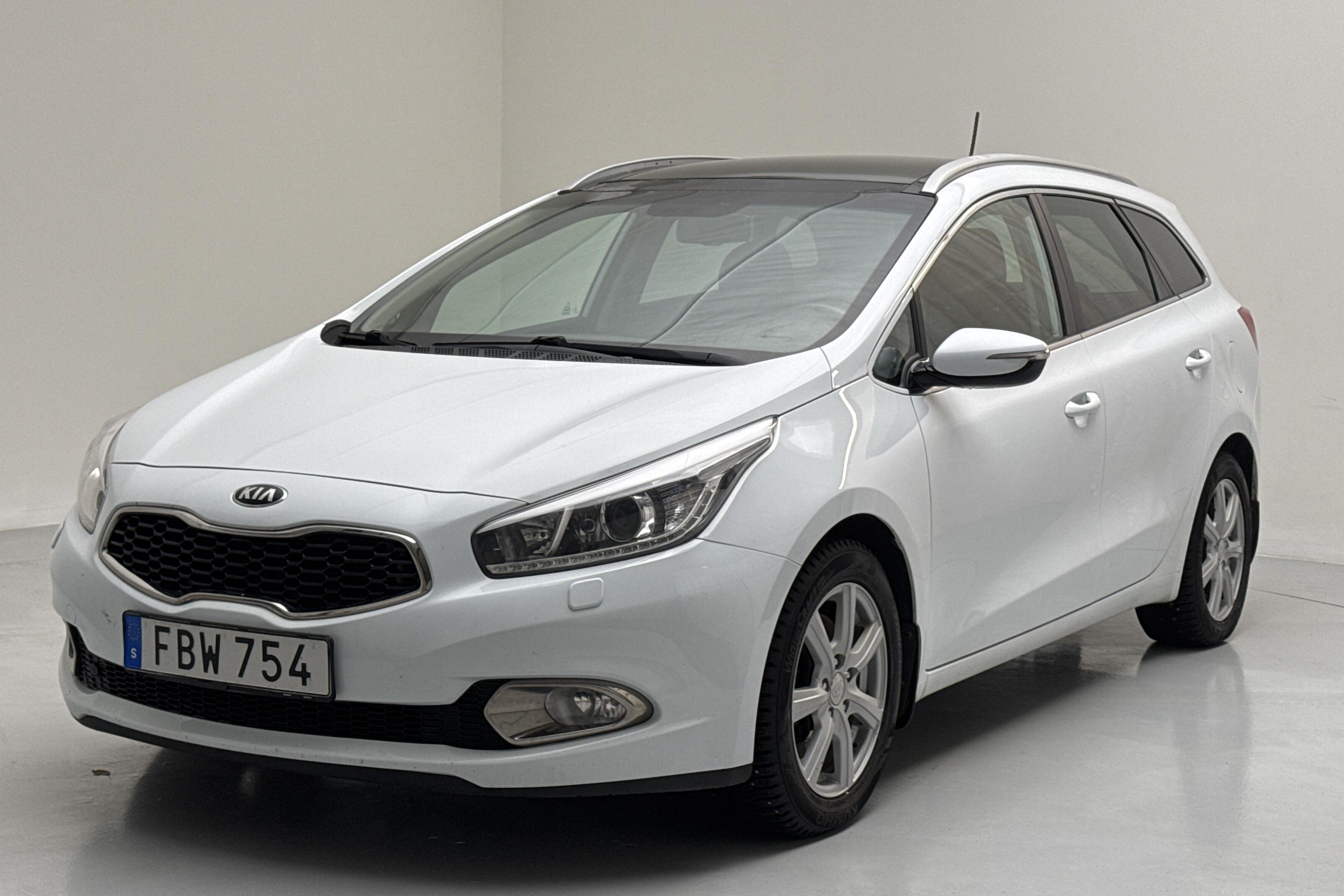 KIA Cee'd 1.6 CRDi SW (128hk) - 81 390 km - Käsitsi - valge - 2015