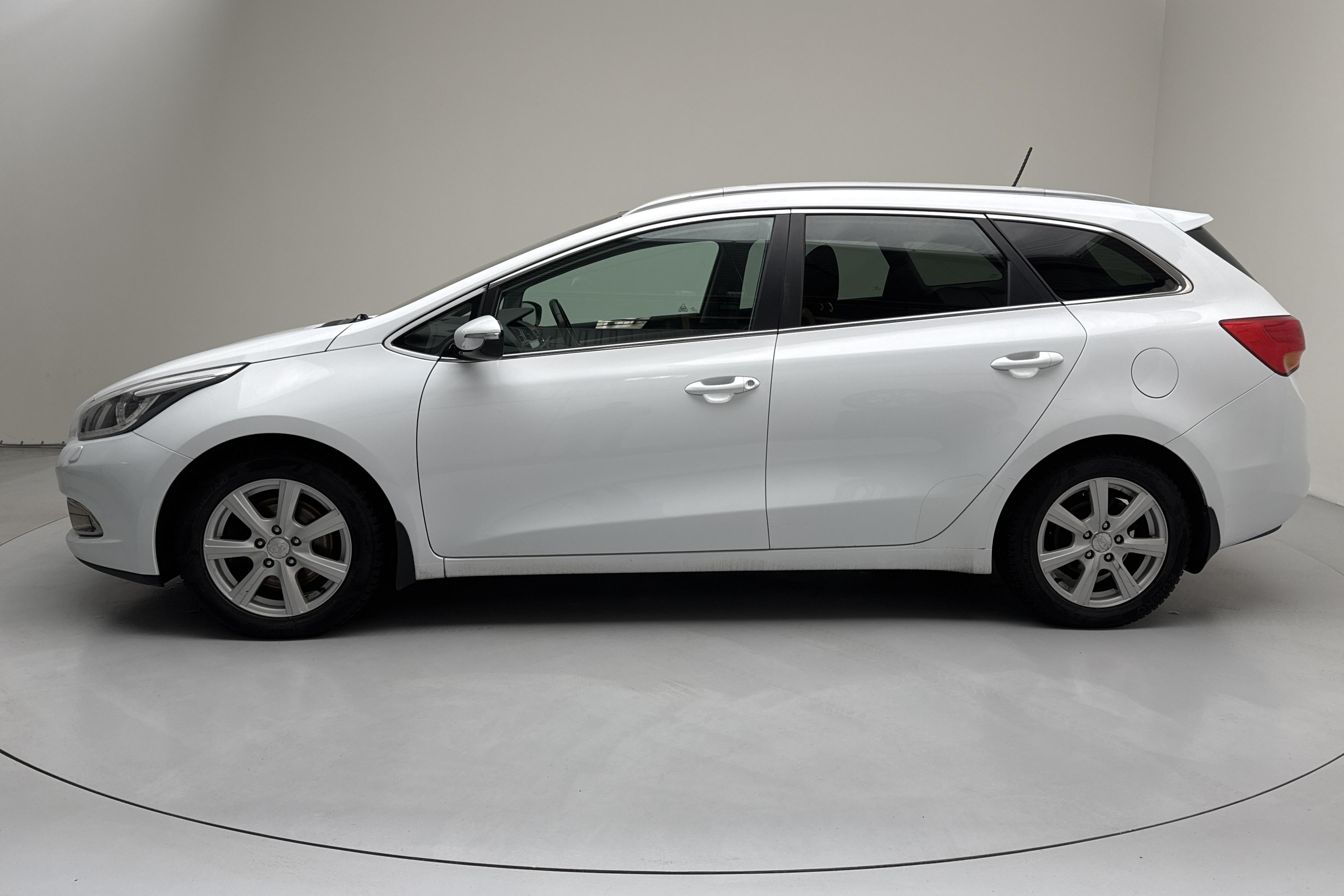 KIA Cee'd 1.6 CRDi SW (128hk) - 81 390 km - Käsitsi - valge - 2015