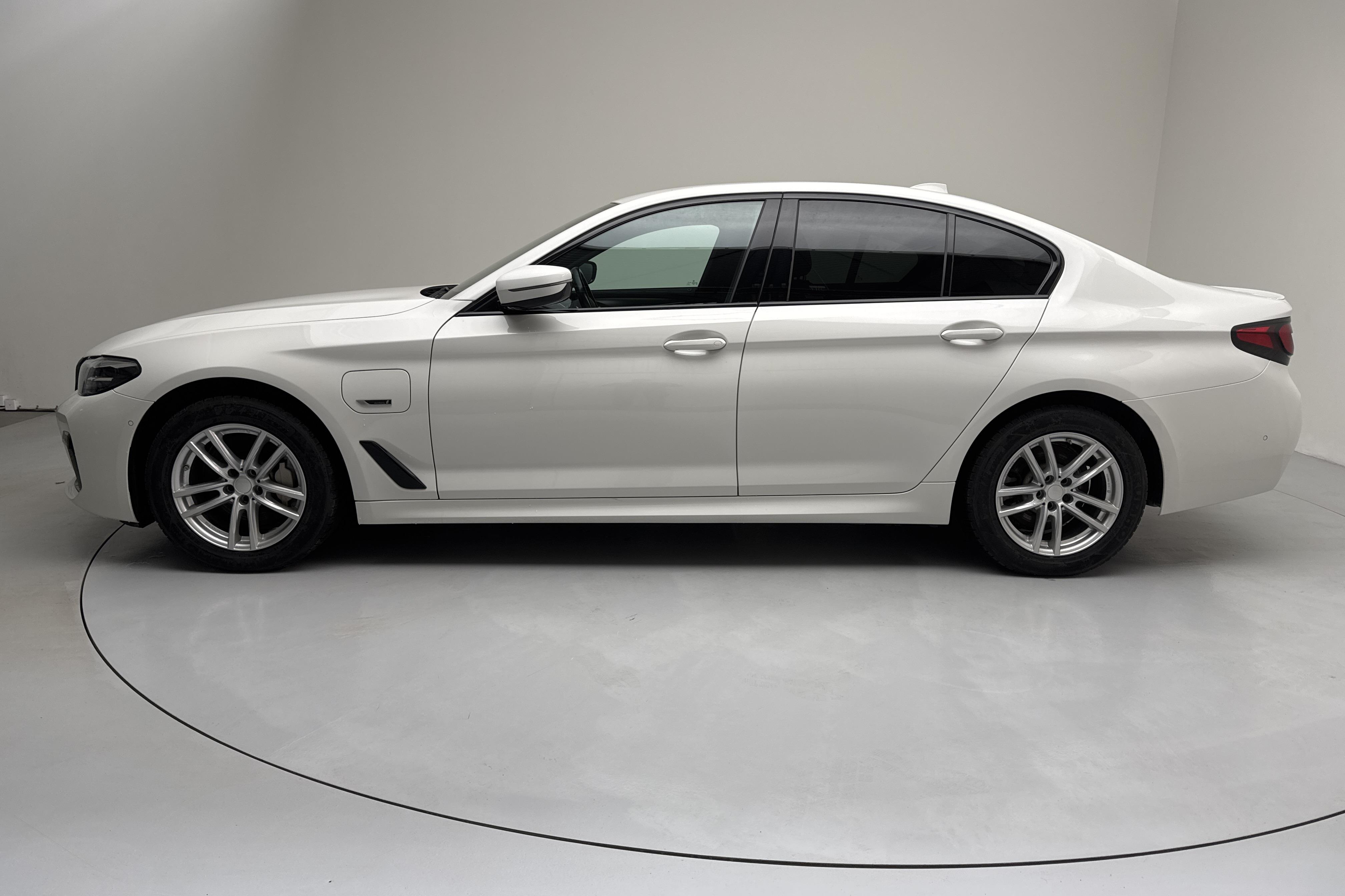 BMW 530e xDrive Sedan, G30 12kWh LCI (292hk) - 5 327 mil - Automat - vit - 2022