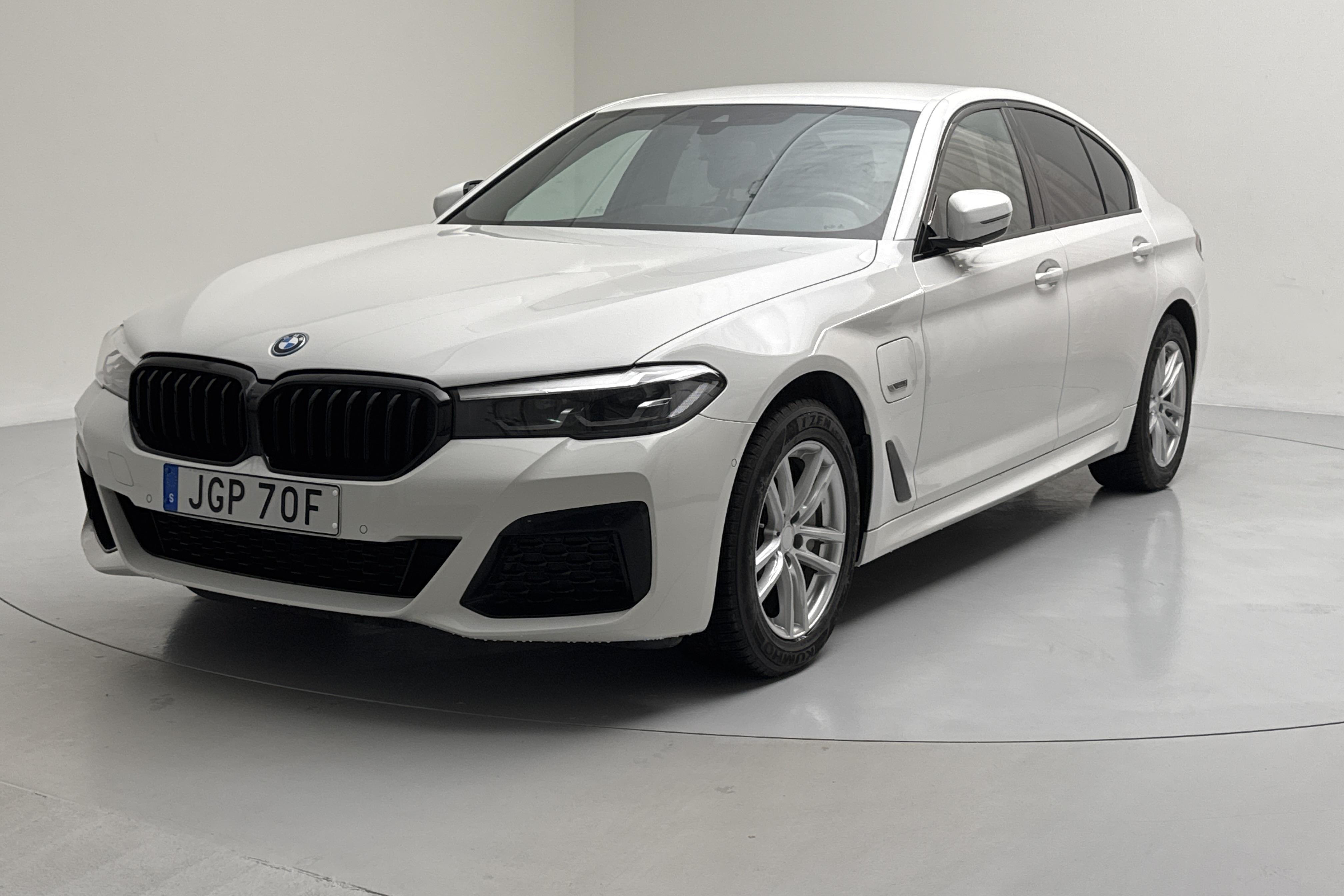 BMW 530e xDrive Sedan, G30 12kWh LCI (292hk) - 5 327 mil - Automat - vit - 2022