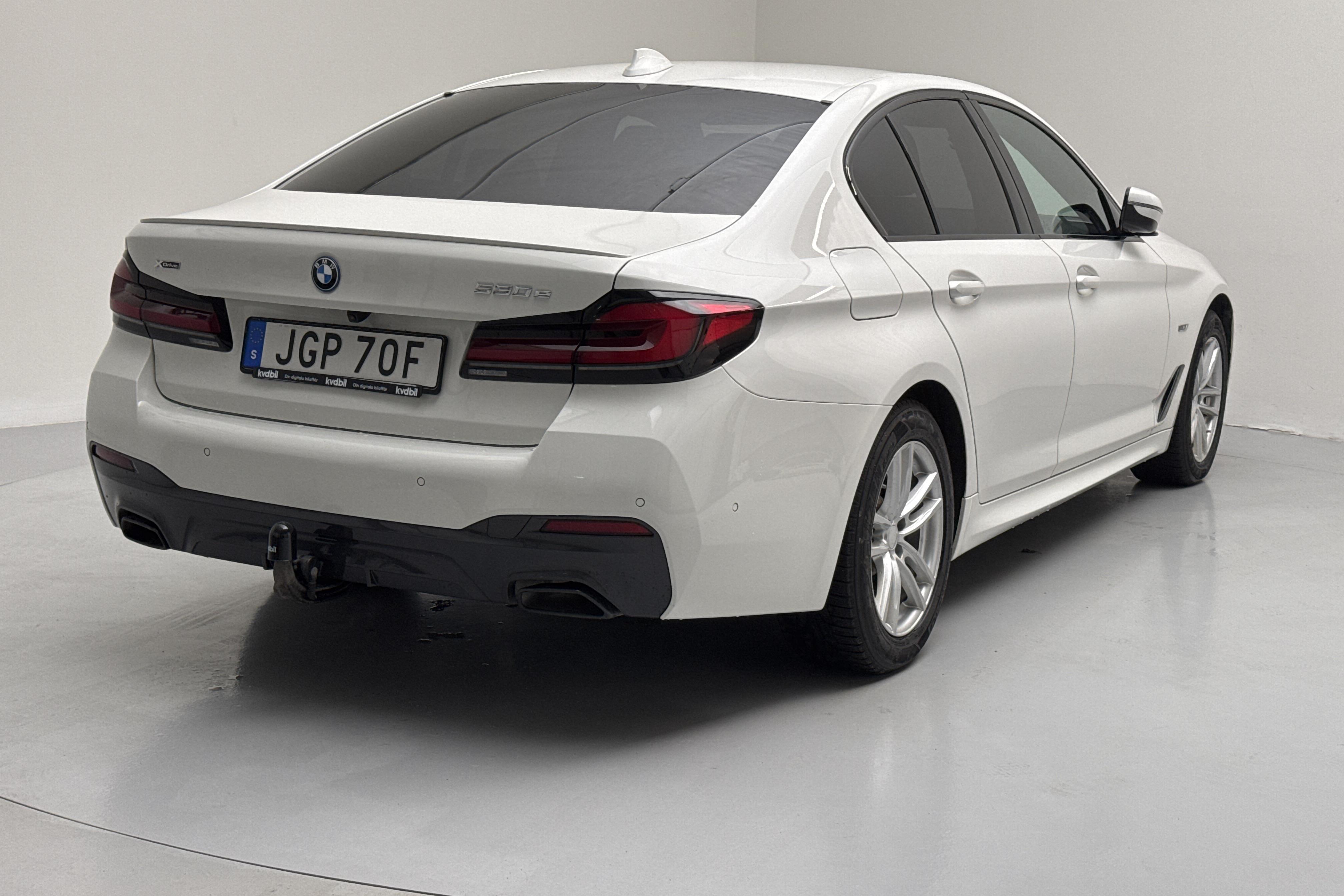 BMW 530e xDrive Sedan, G30 12kWh LCI (292hk) - 5 327 mil - Automat - vit - 2022