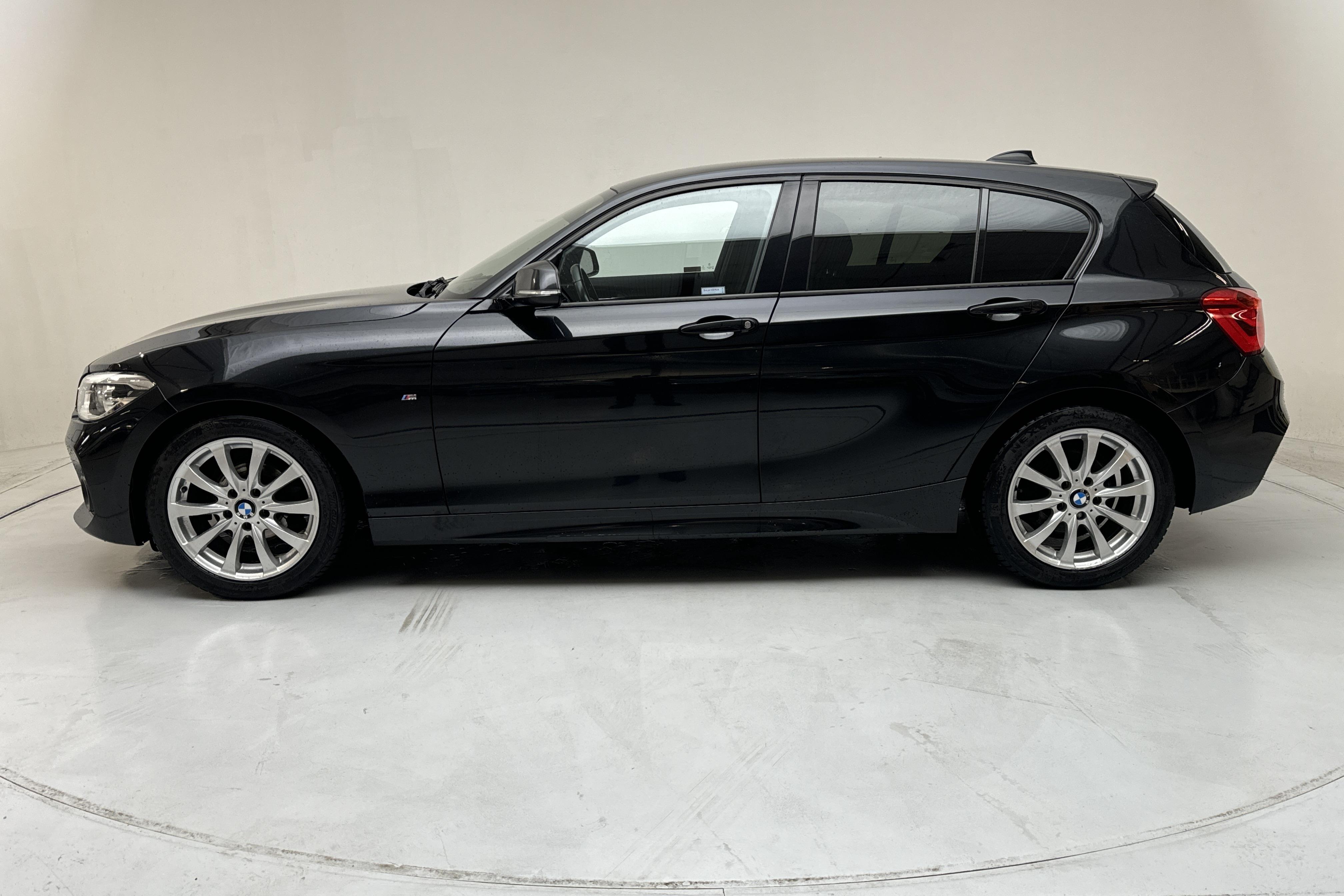 BMW 118i 5dr, F20 (136hk) - 112 060 km - Käsitsi - must - 2016