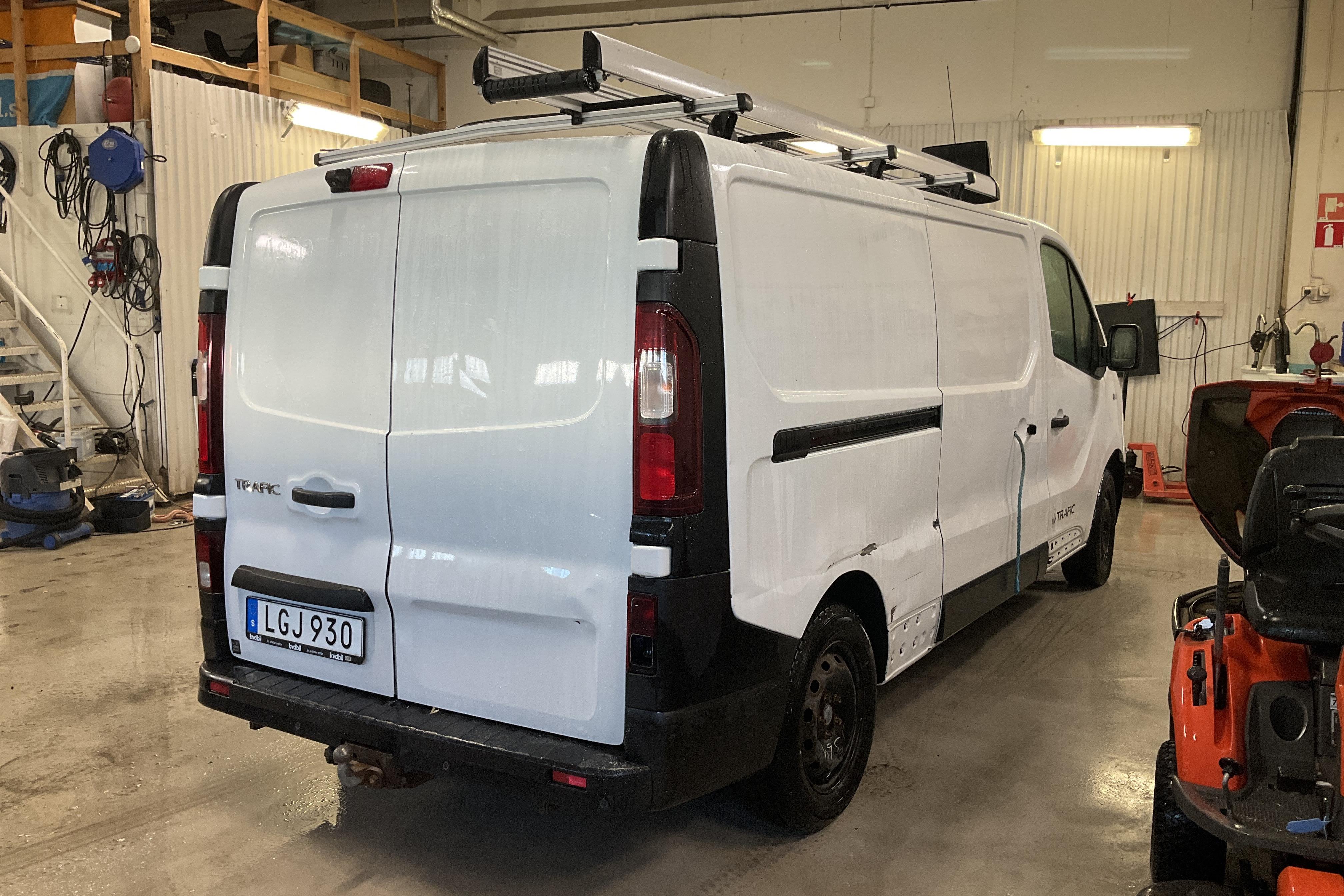 Renault Trafic 1.6 dCi Skåp (120hk) - 100 470 km - Manuaalinen - valkoinen - 2016