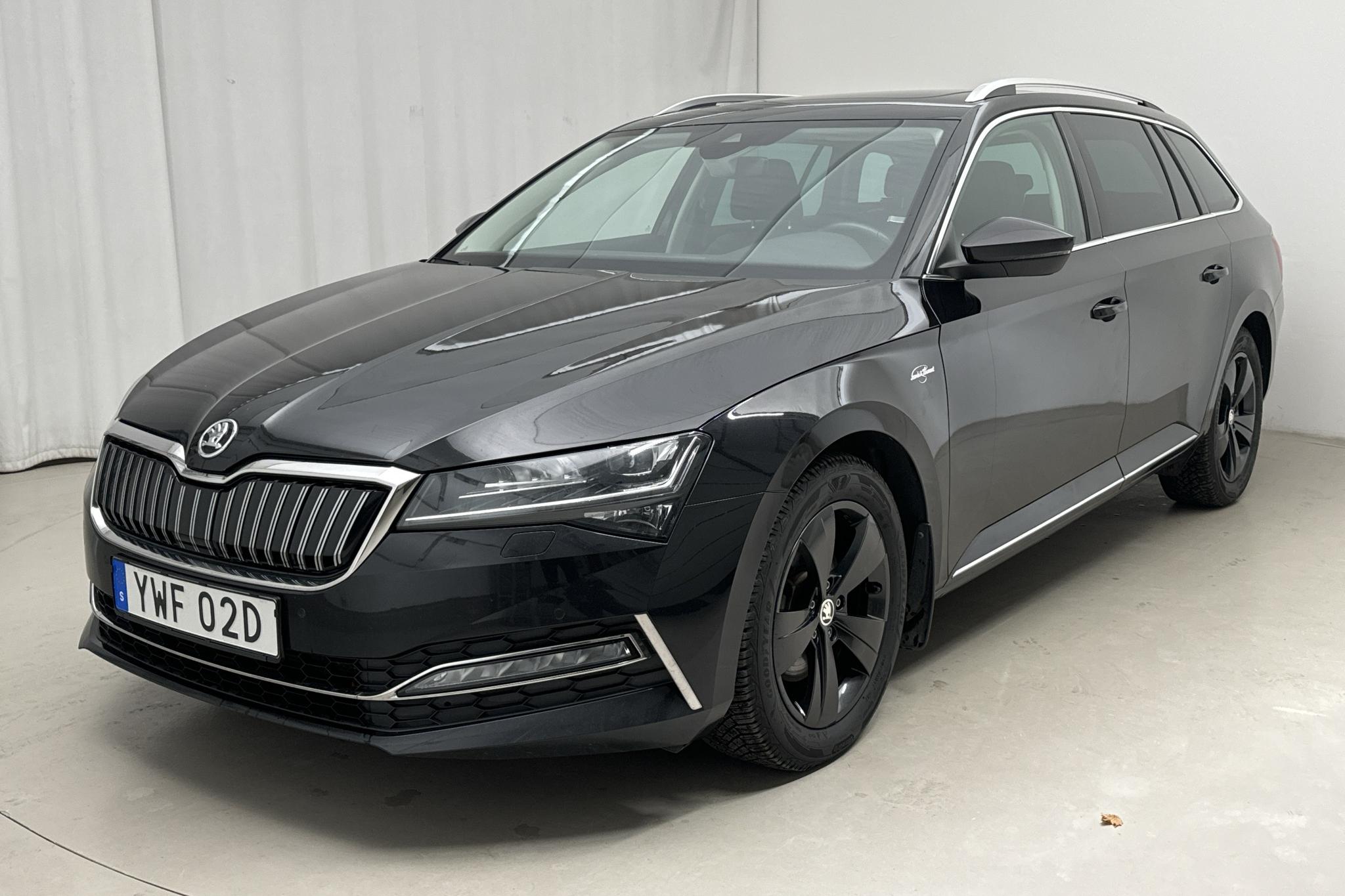 Skoda Superb 1.4 TSI PHEV Kombi (218hk) - 8 800 mil - Automat - svart - 2022