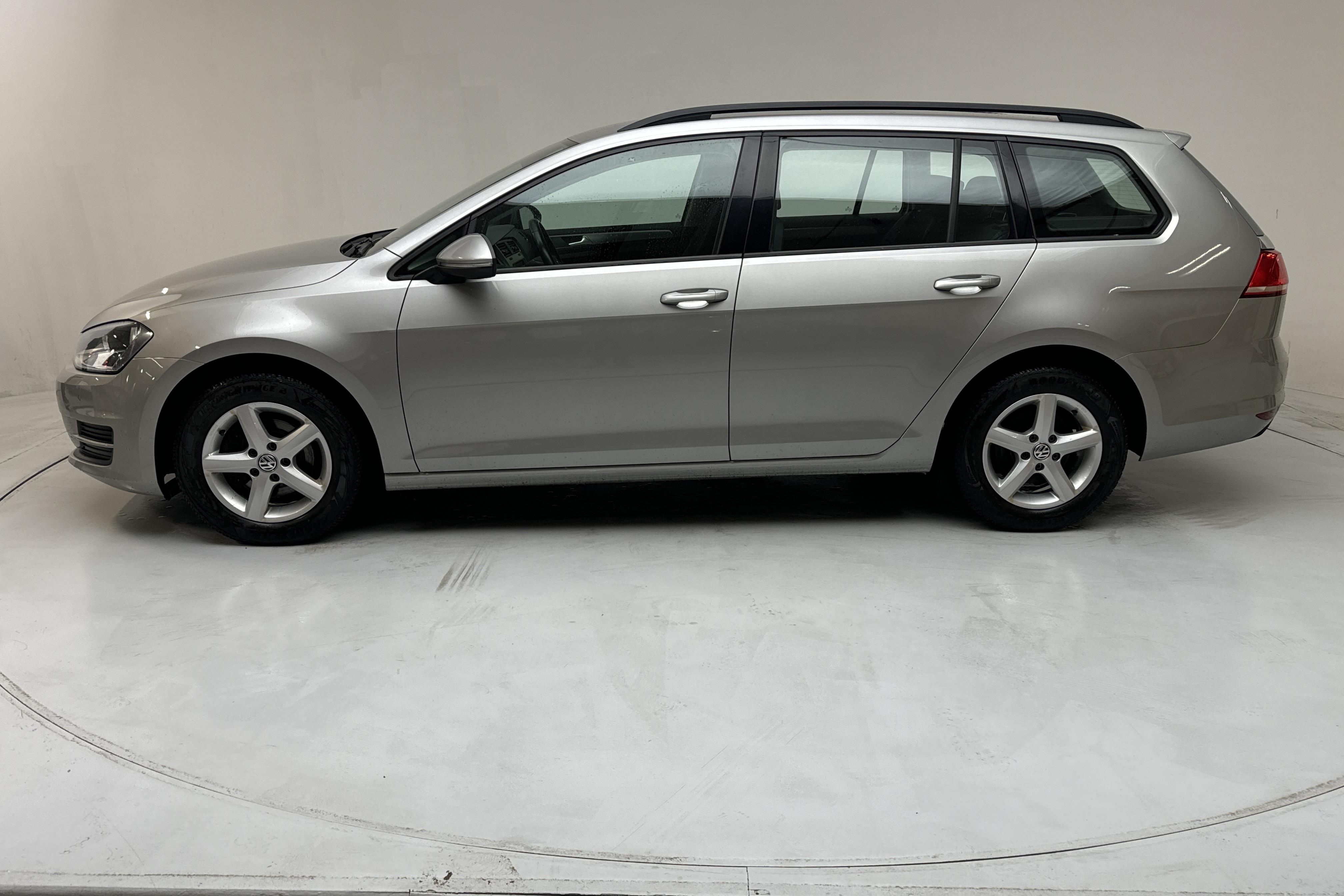 VW Golf VII 1.2 TSI Sportscombi (110hk) - 183 390 km - Manuaalinen - hopea - 2016