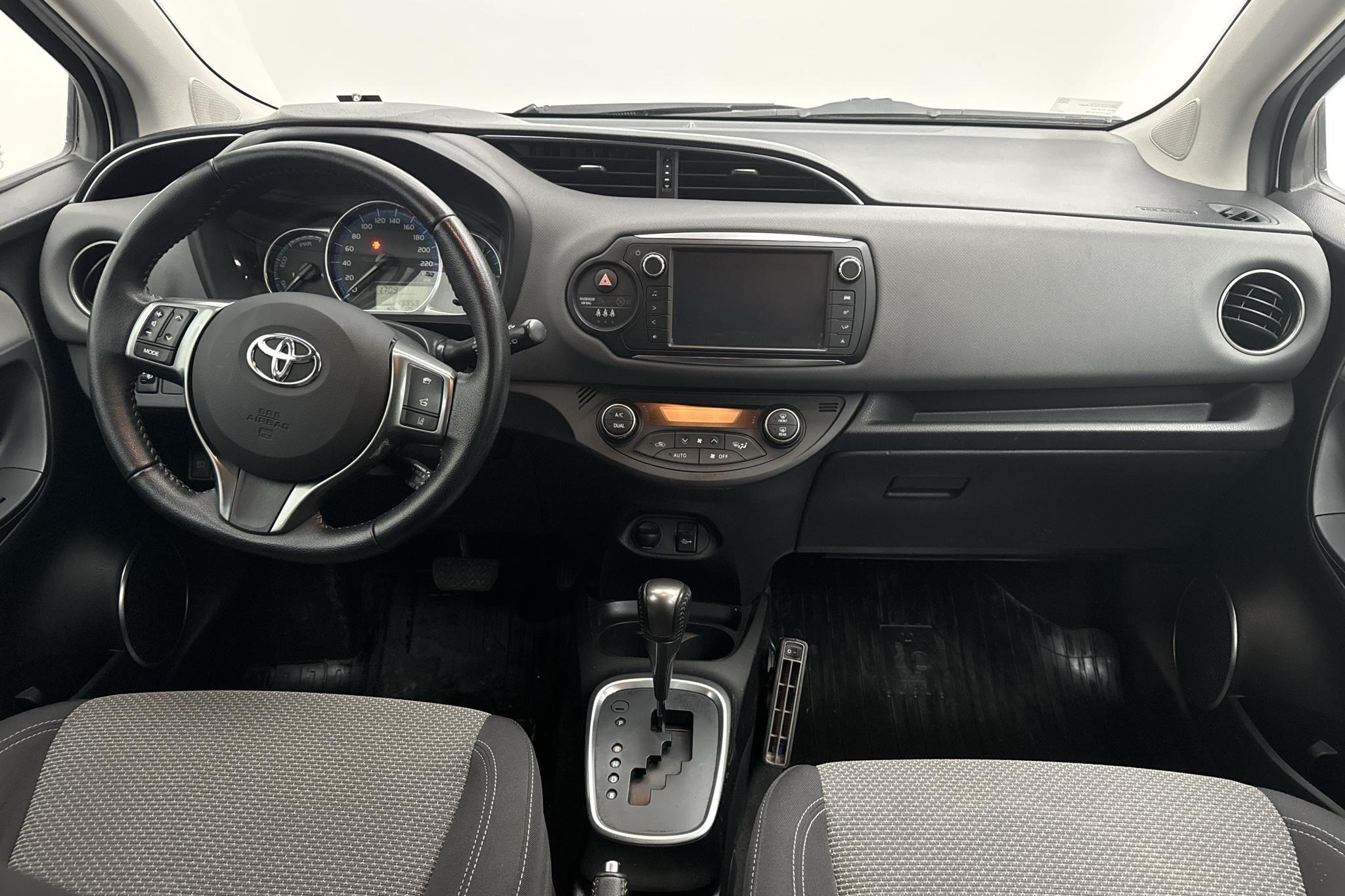 Toyota Yaris 1.5 HSD 5dr (75hk) - 49 950 km - Automatyczna - biały - 2016