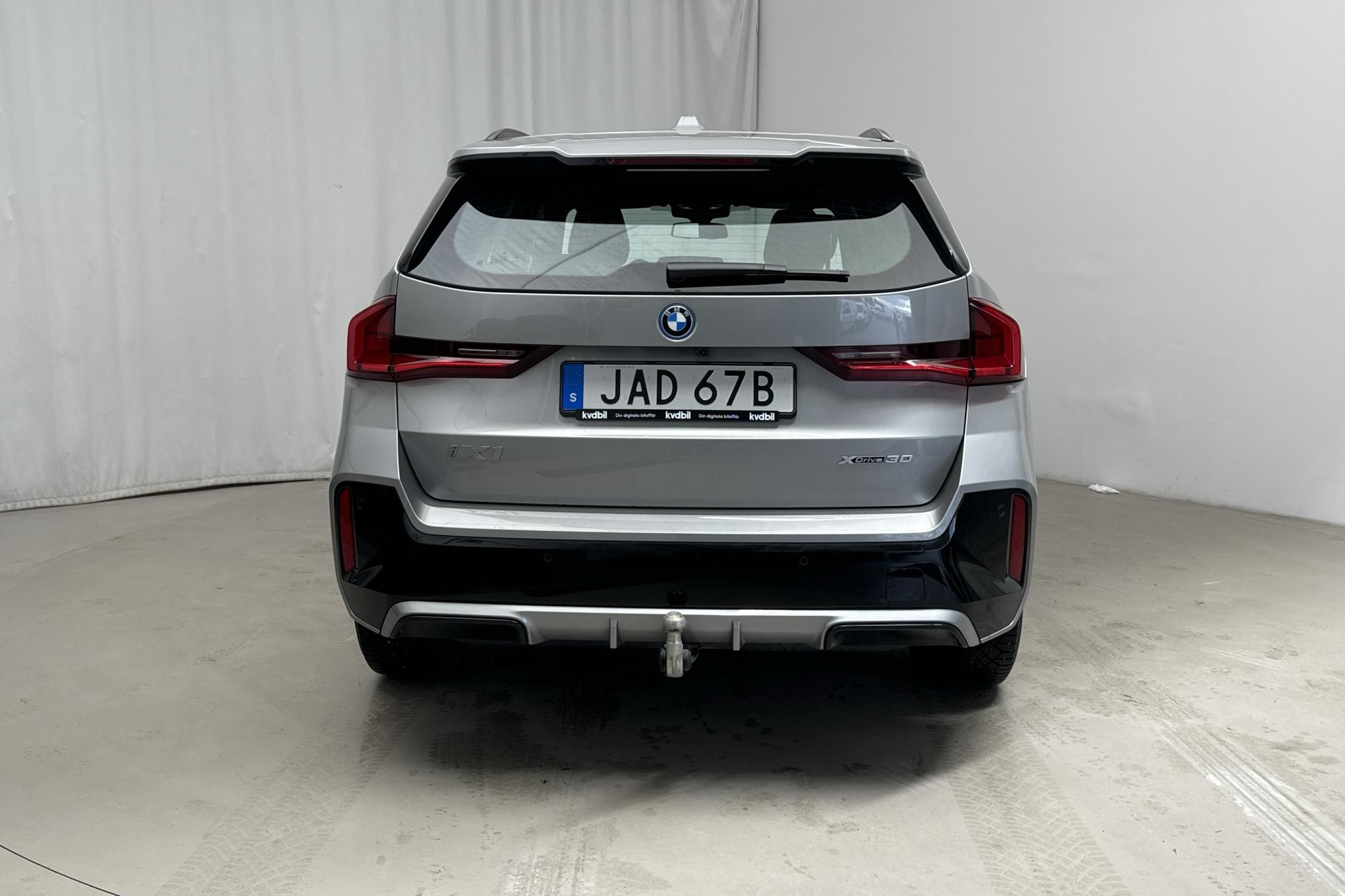 BMW iX1 xDrive30e, U11 (272hk) - 16 940 km - Automatyczna - srebro - 2023