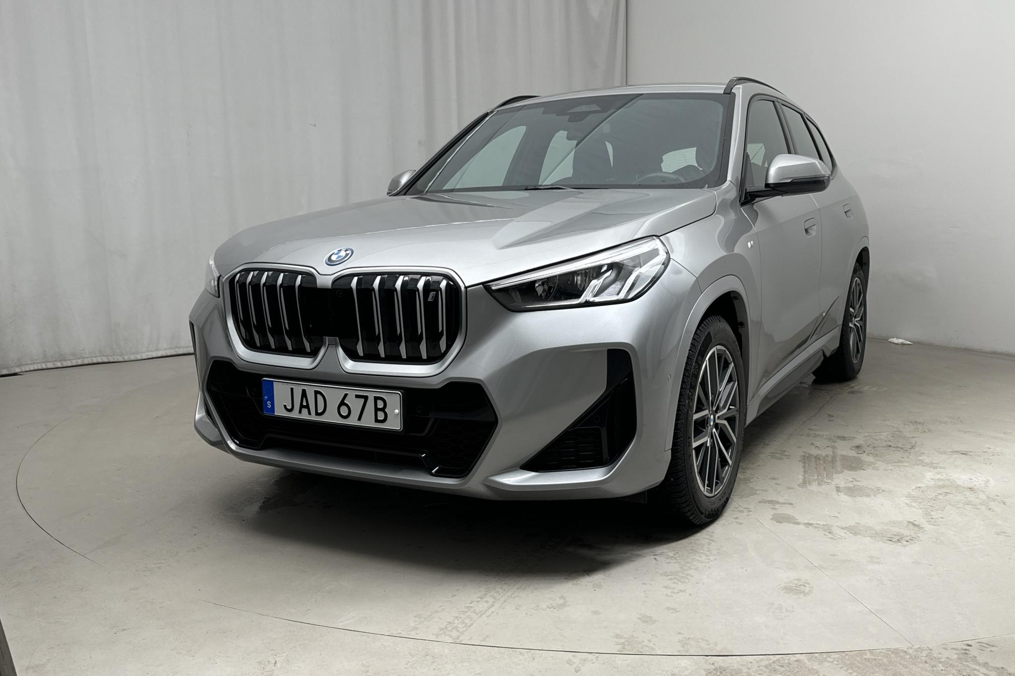 BMW iX1 xDrive30e, U11 (272hk) - 1 694 mil - Automat - silver - 2023