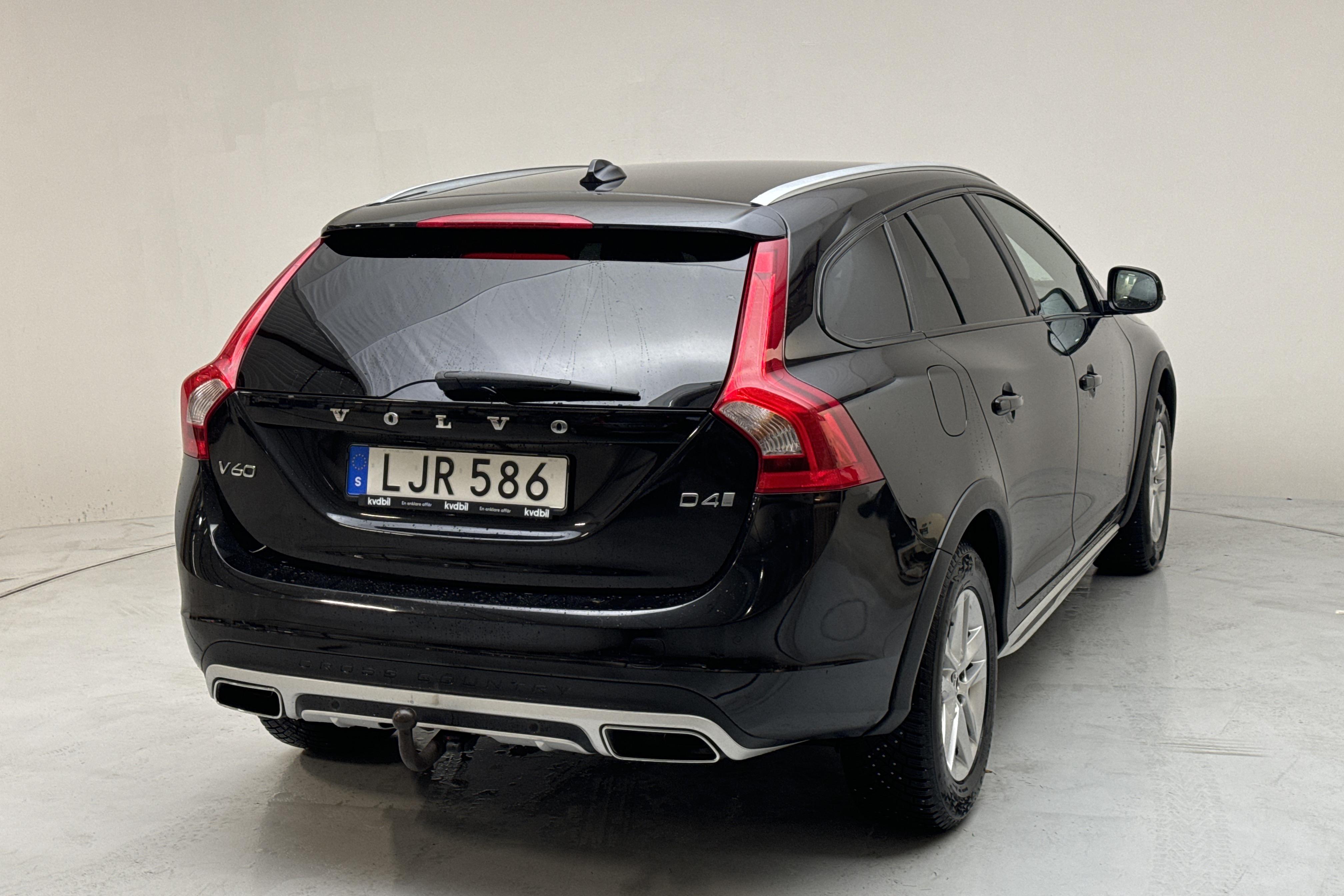 Volvo V60 D4 Cross Country (190hk) - 168 800 km - Manuaalinen - musta - 2018