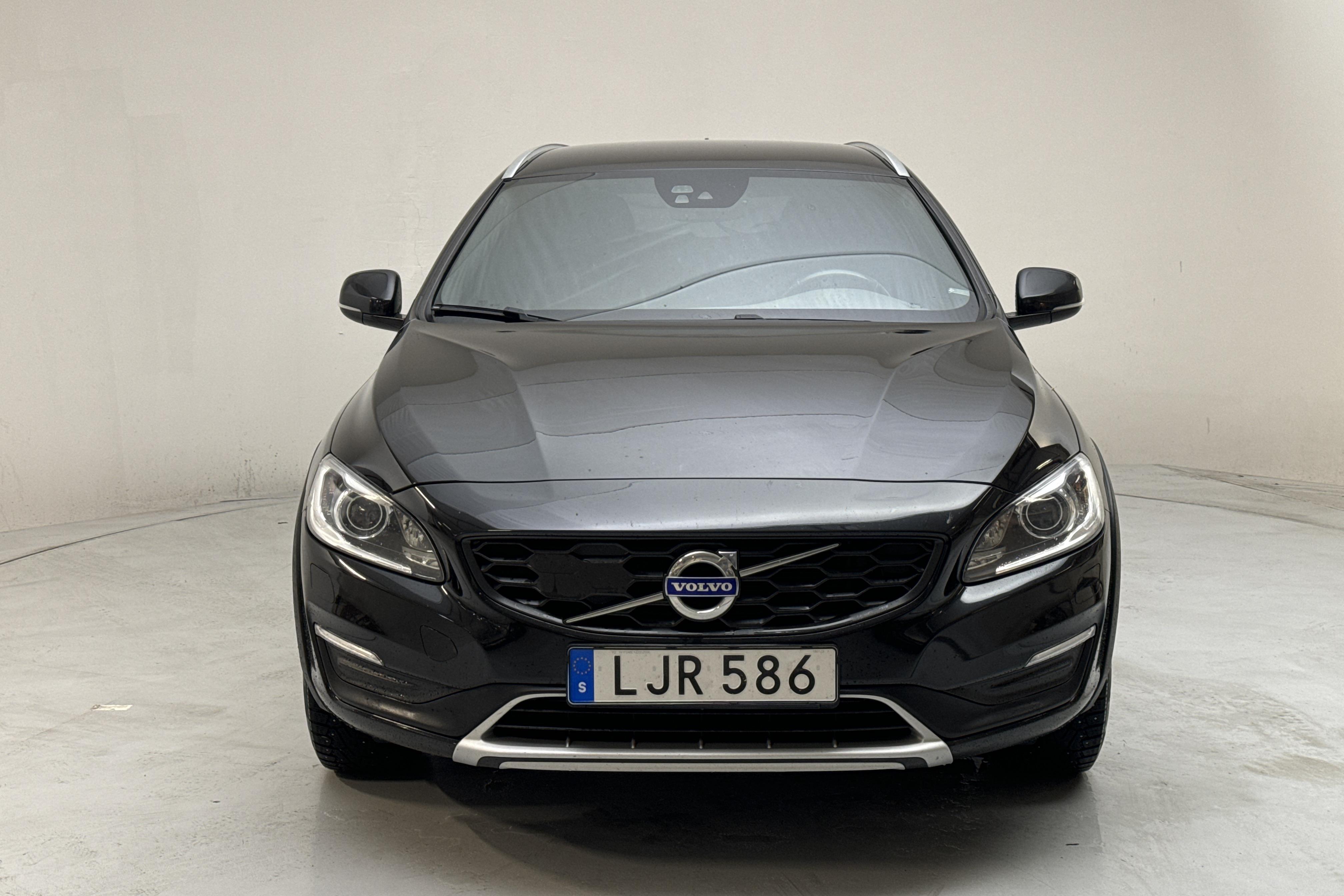 Volvo V60 D4 Cross Country (190hk) - 168 800 km - Manuaalinen - musta - 2018