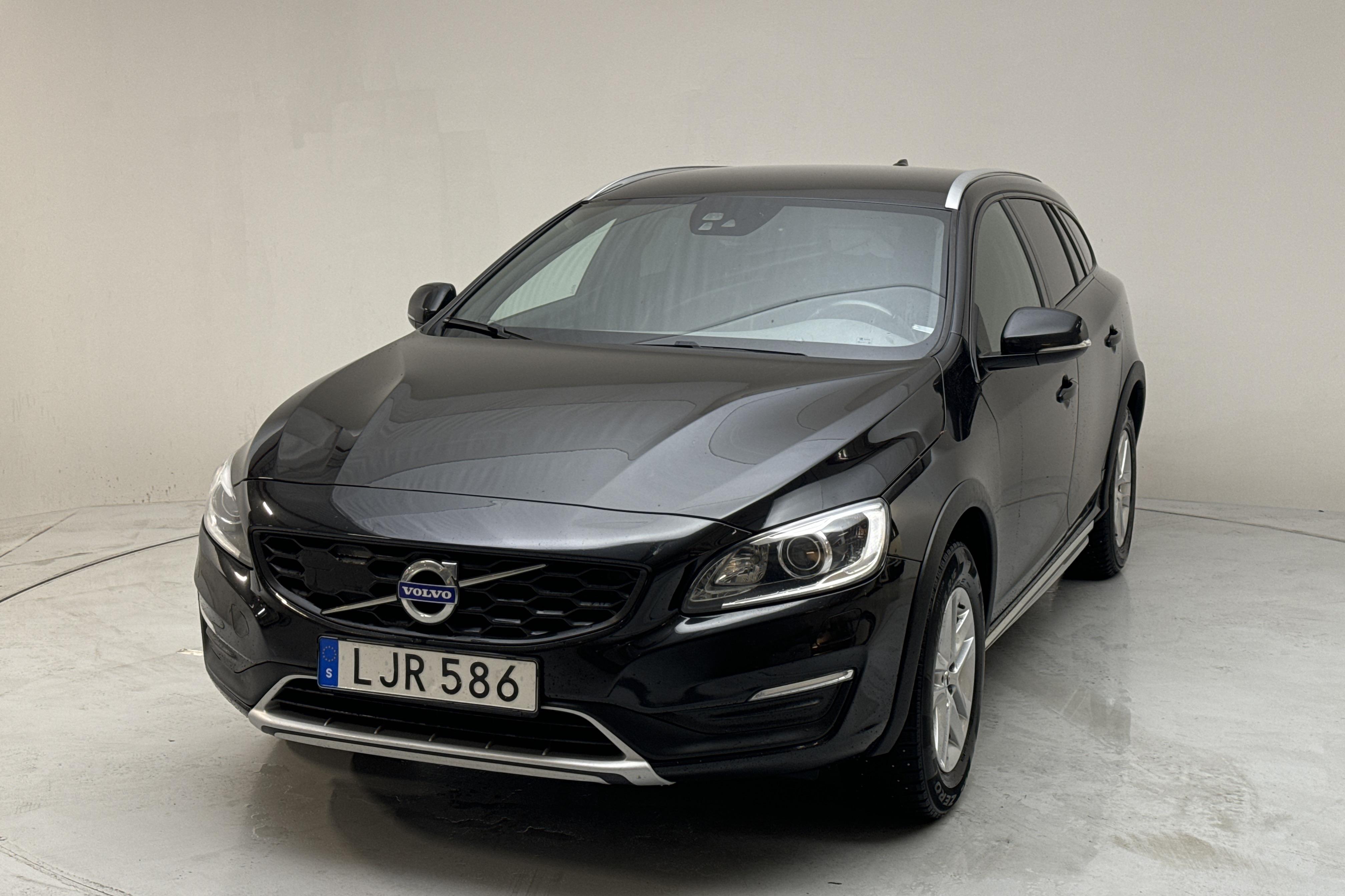 Volvo V60 D4 Cross Country (190hk) - 168 800 km - Manuaalinen - musta - 2018