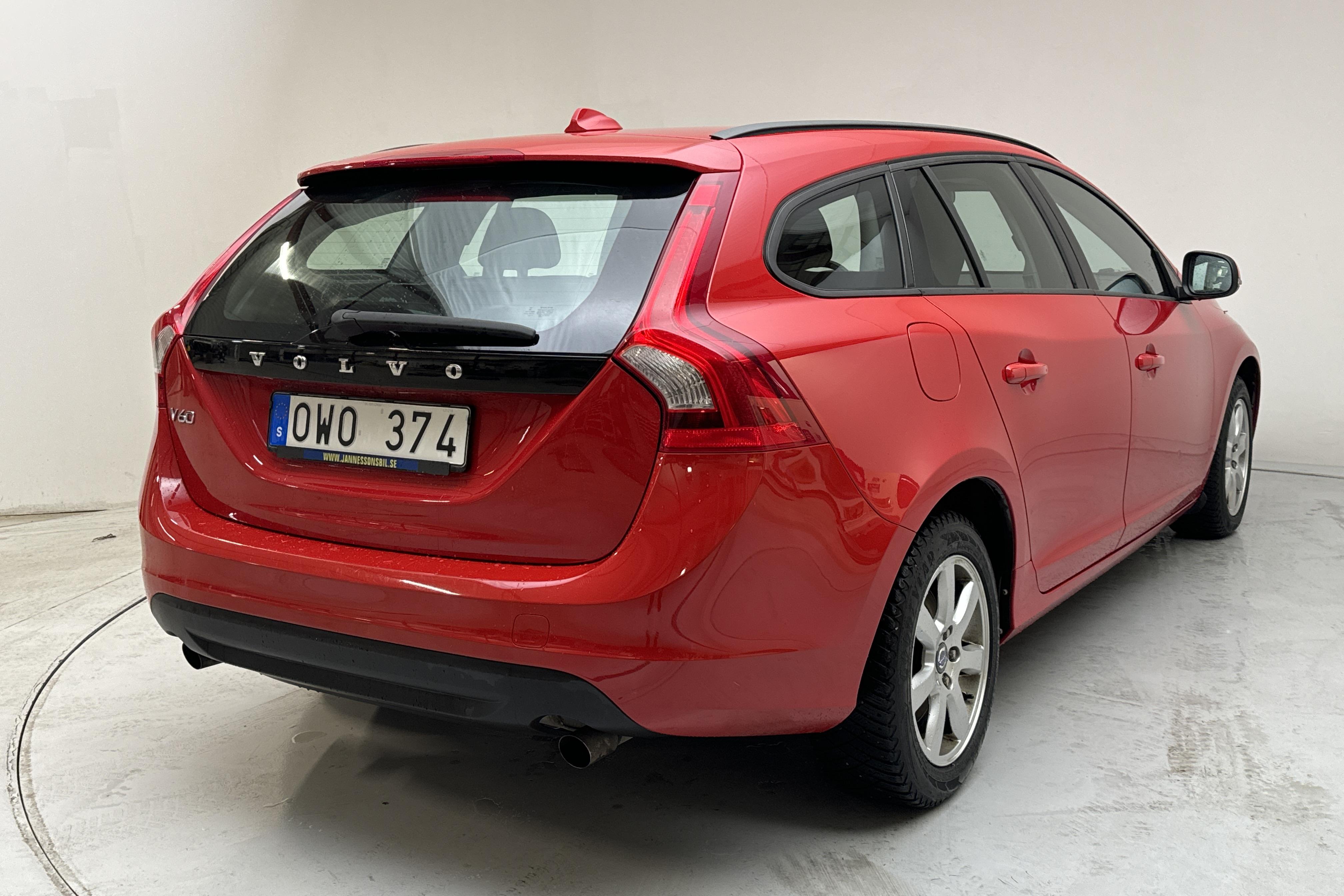 Volvo V60 T3 (150hk) - 14 121 mil - Manuell - röd - 2013