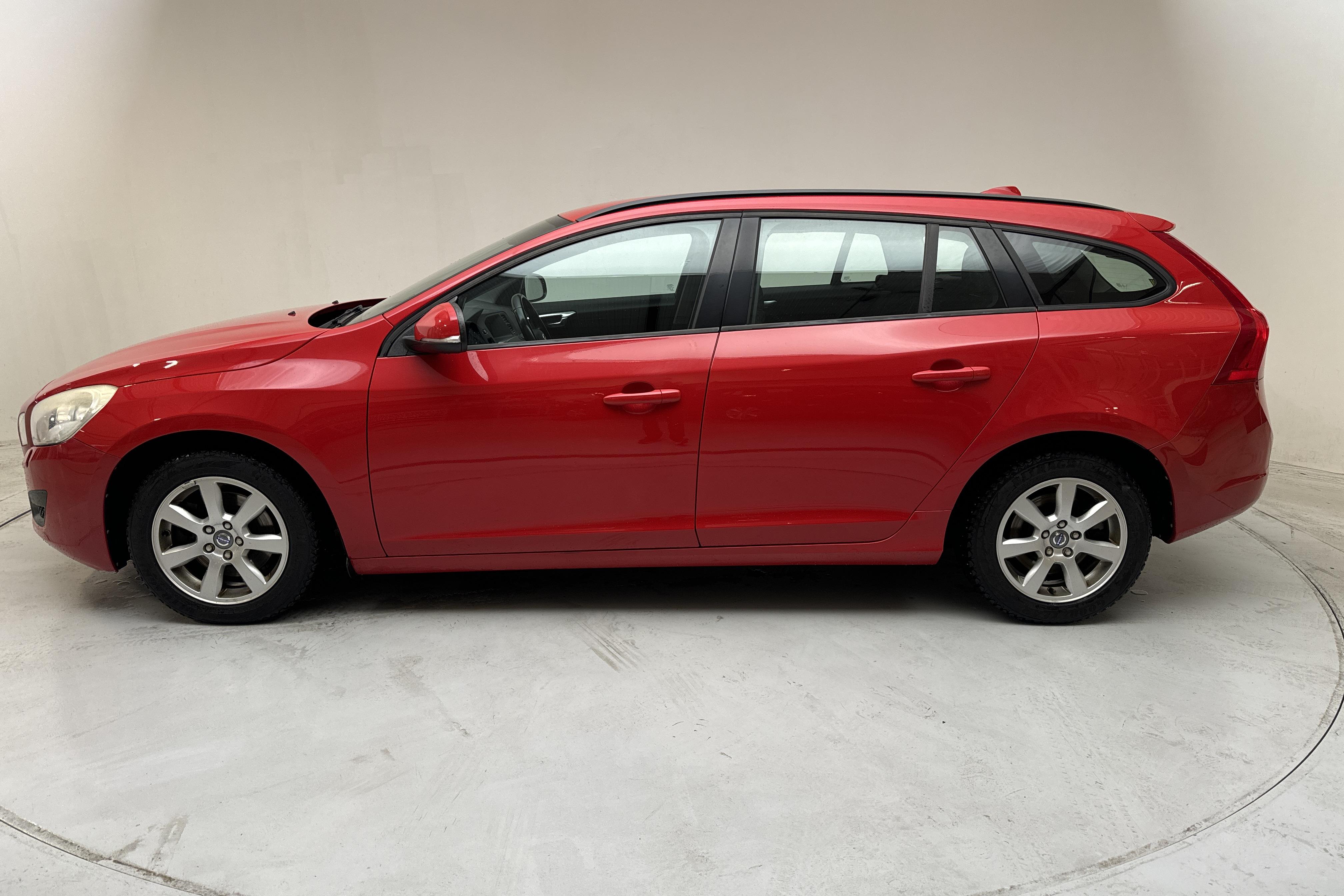 Volvo V60 T3 (150hk) - 14 121 mil - Manuell - röd - 2013