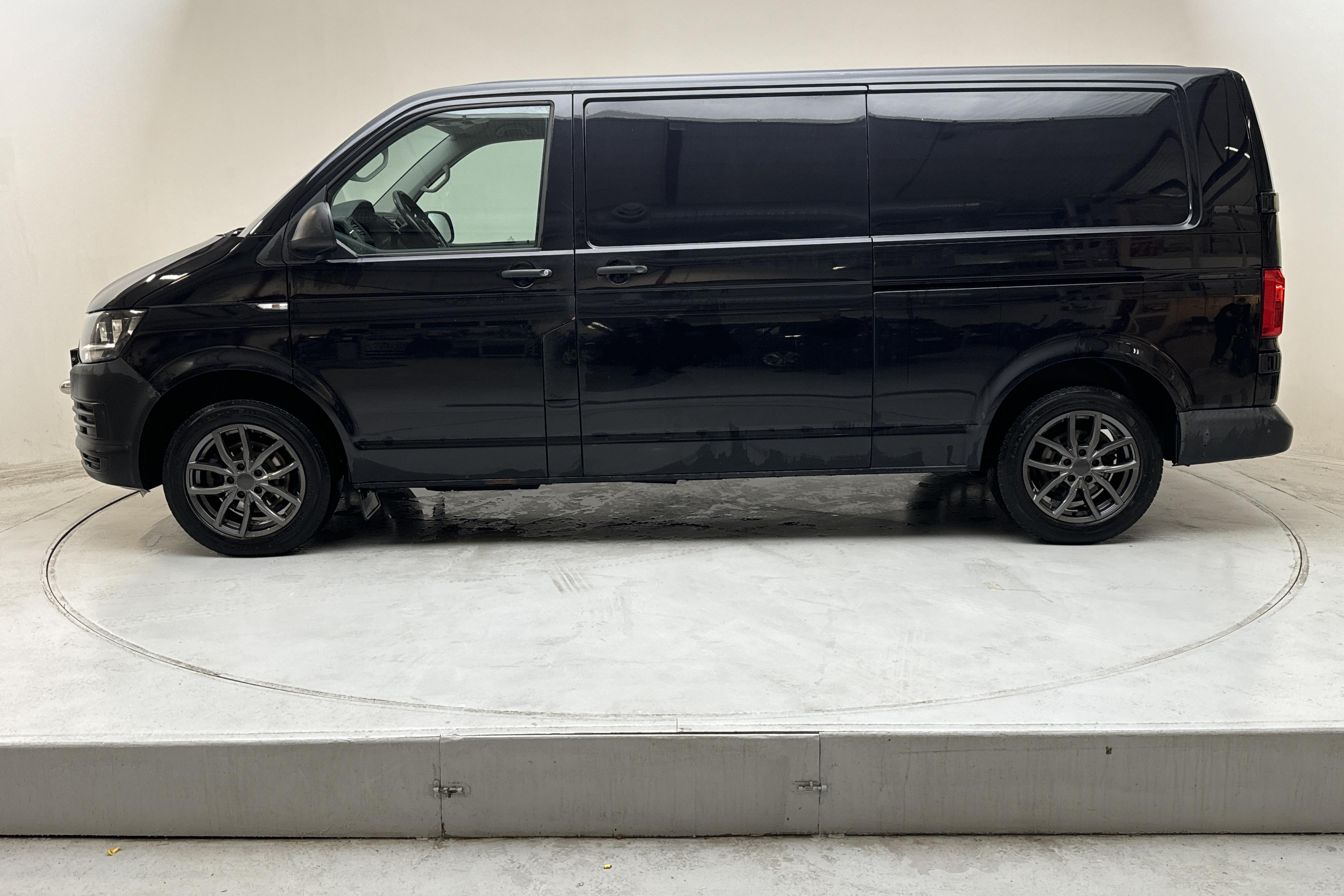 VW Transporter T6 2.0 TDI BMT Skåp 4MOTION (150hk) - 256 210 km - Automatic - black - 2017