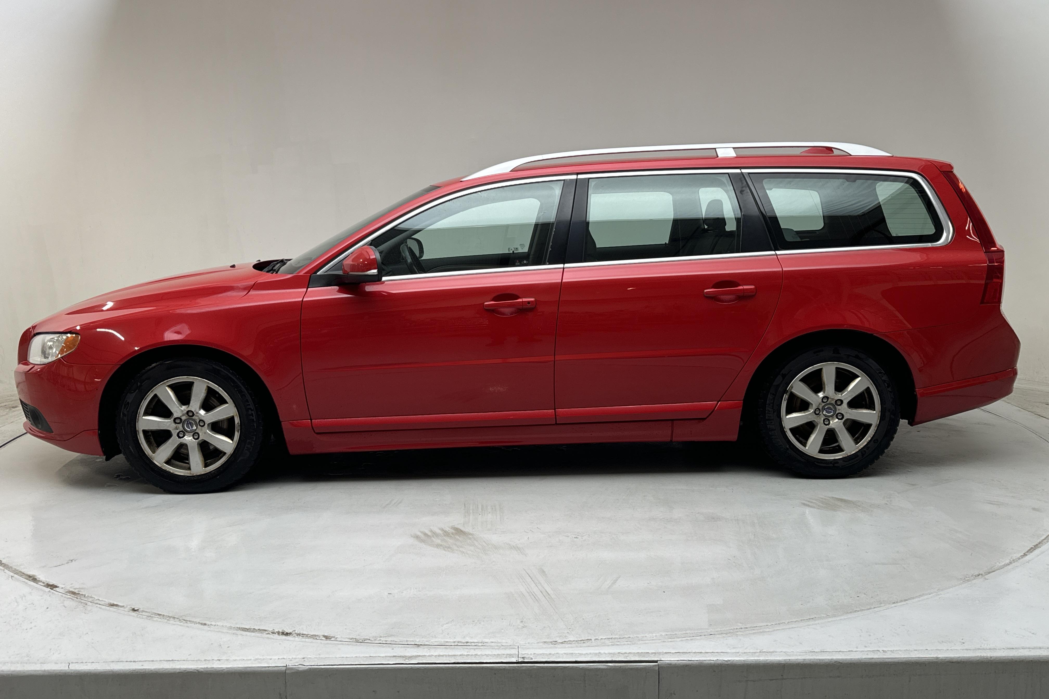 Volvo V70 II 1.6D DRIVe (115hk) - 302 490 km - Käsitsi - punane - 2012