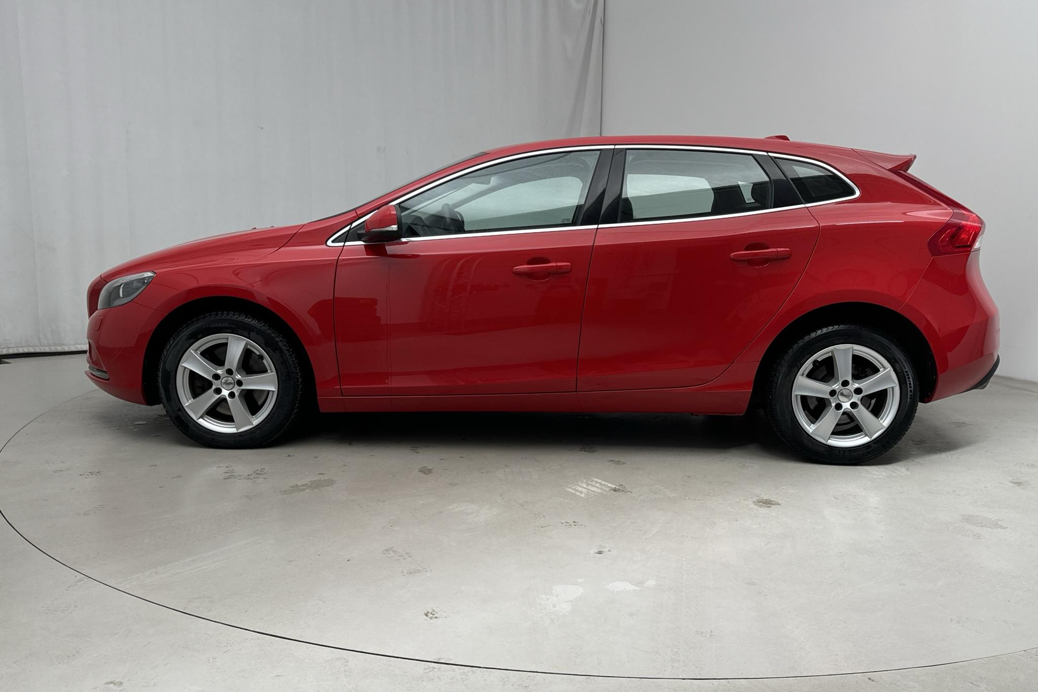 Volvo V40 D3 (150hk) - 64 610 km - Automaatne - punane - 2016