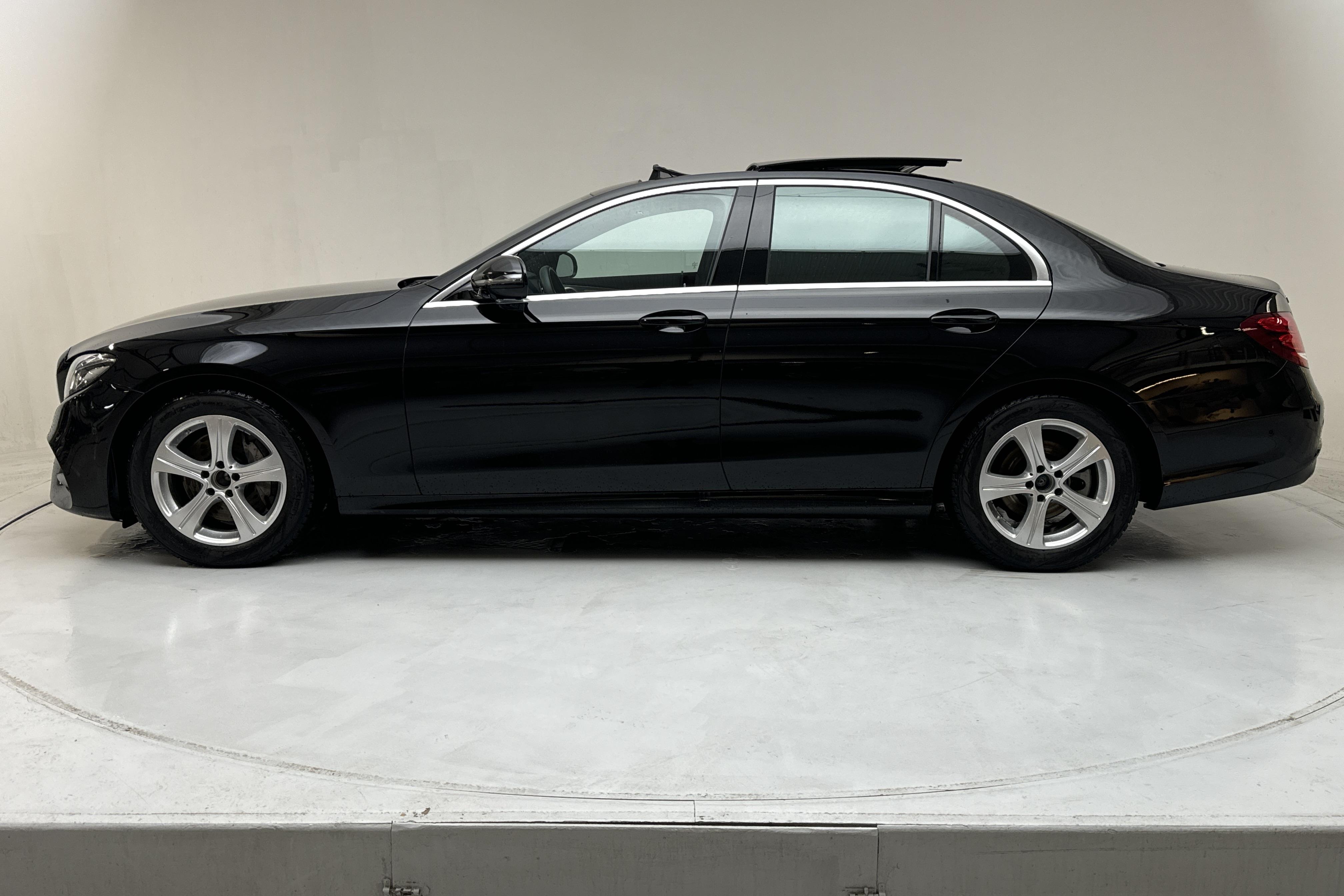 Mercedes E 220 d Sedan W213 (194hk) - 50 740 km - Automatyczna - czarny - 2018