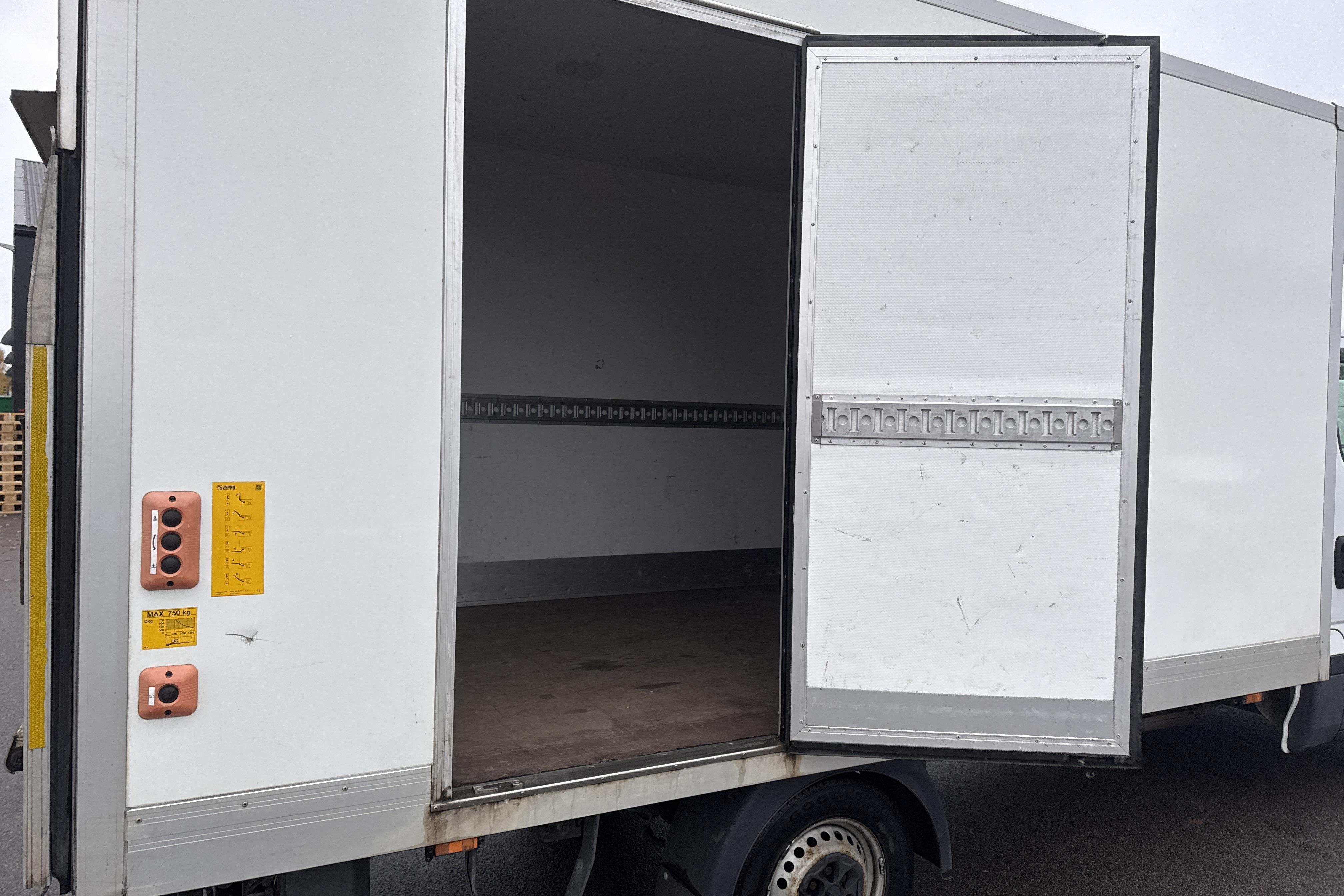 Iveco Daily 35 2.3 Volymskåp (156hk) - 25 570 mil - Automat - vit - 2018