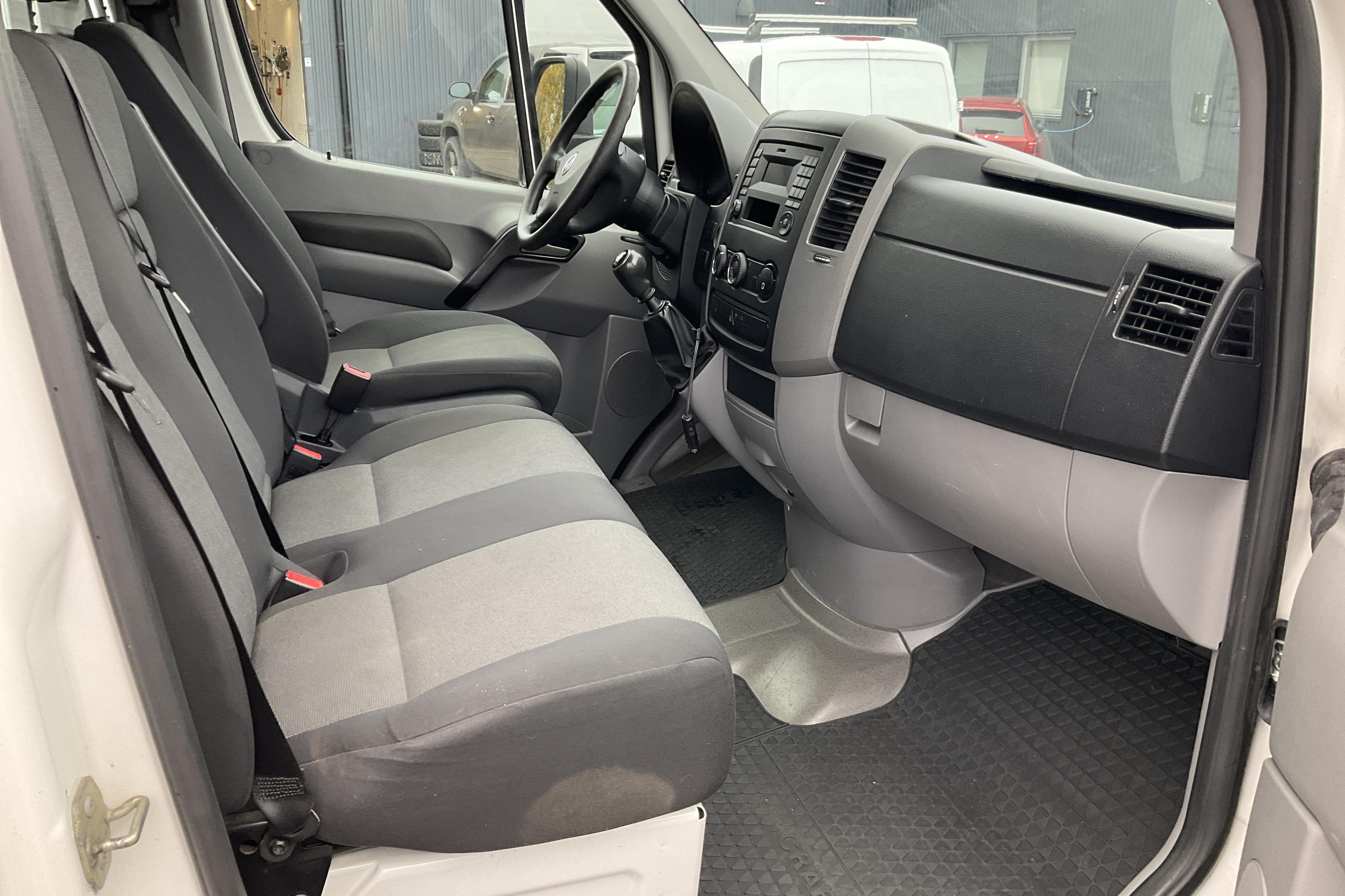 VW Crafter 35 2.0 TDI Volymskåp (163hk) - 218 140 km - Manual - white - 2015