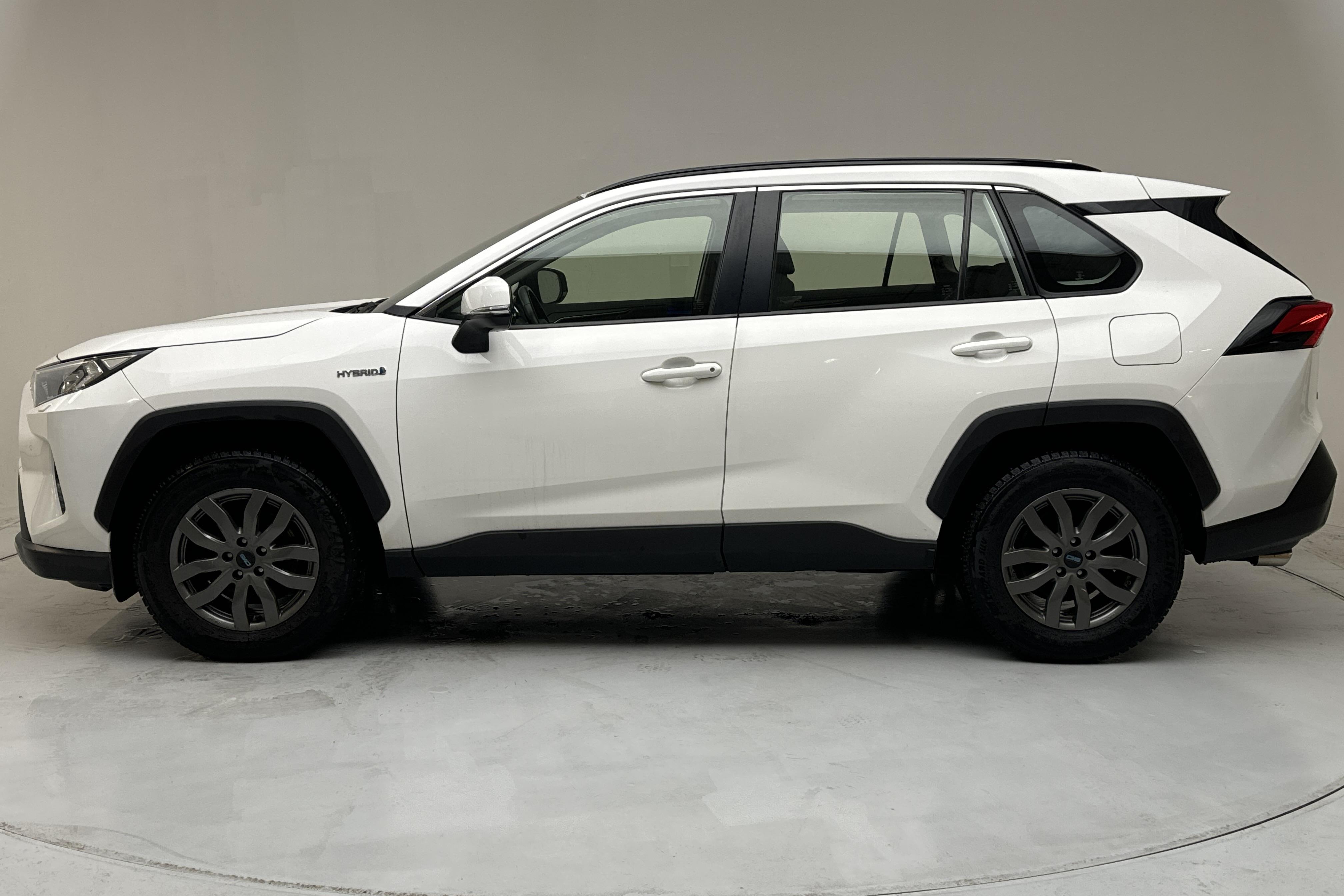 Toyota RAV4 2.5 HSD AWD (222hk) - 13 672 mil - Automat - vit - 2021