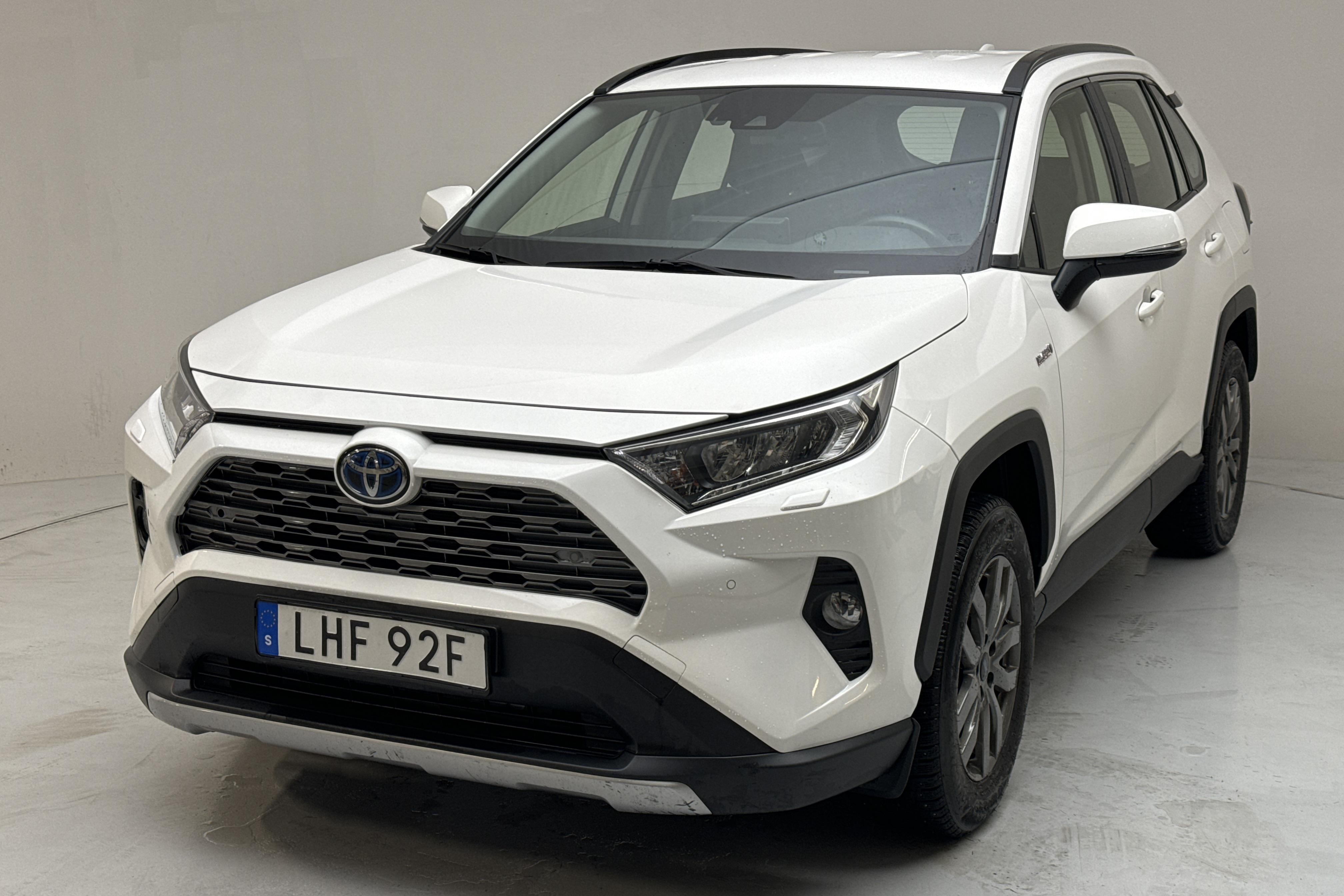 Toyota RAV4 2.5 HSD AWD (222hk) - 13 672 mil - Automat - vit - 2021