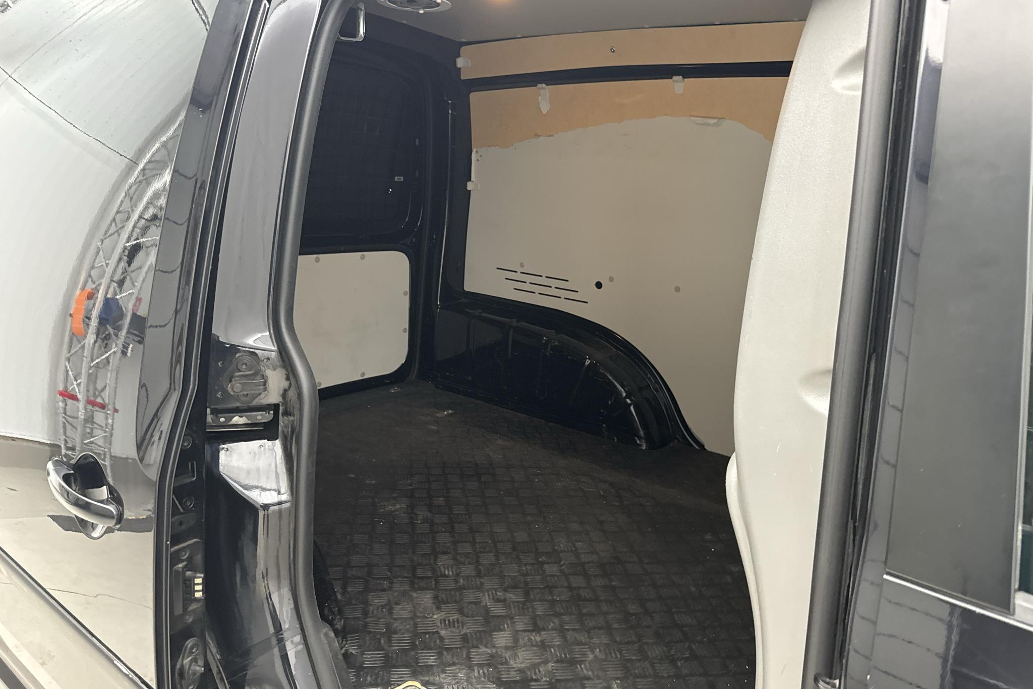 VW Caddy 2.0 TDI Skåp (102hk) - 104 370 km - Automaatne - must - 2018