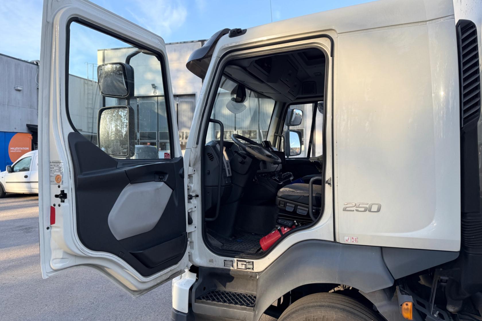 VOLVO FL250 - 286 808 km - Automaatne - valge - 2018