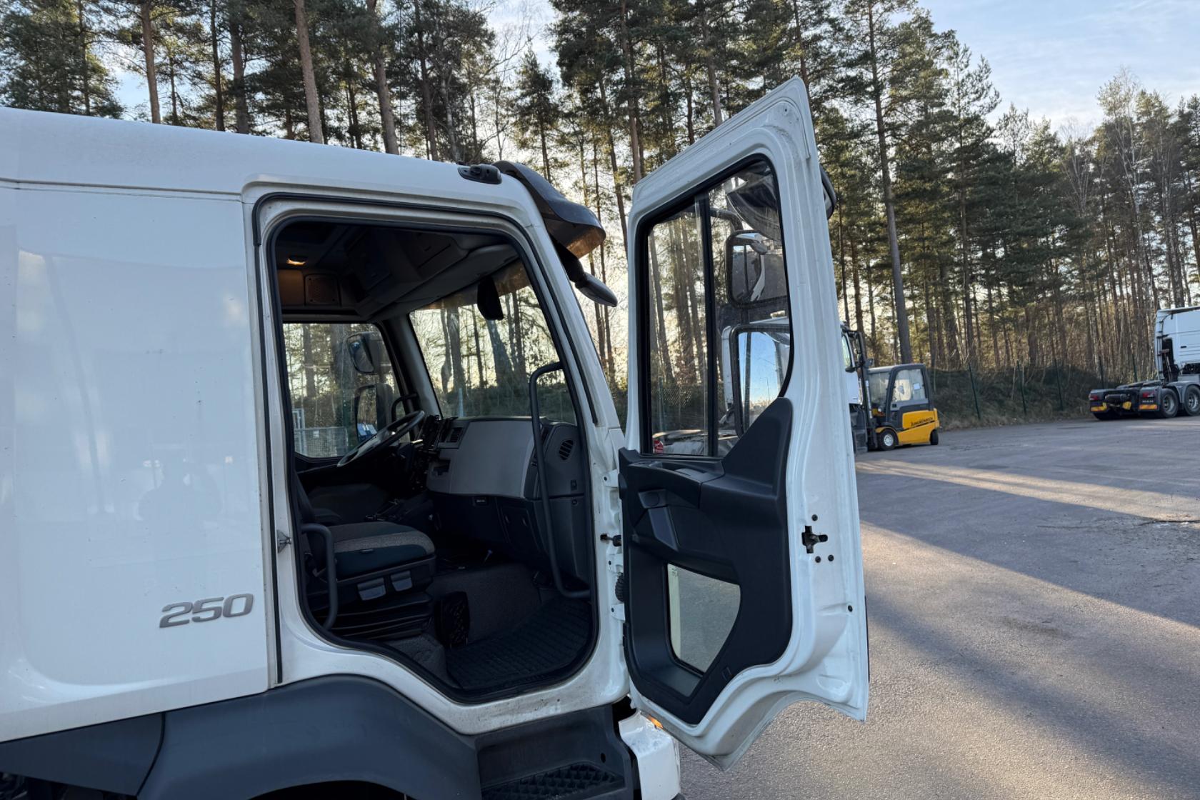 VOLVO FL250 - 286 808 km - Automaatne - valge - 2018