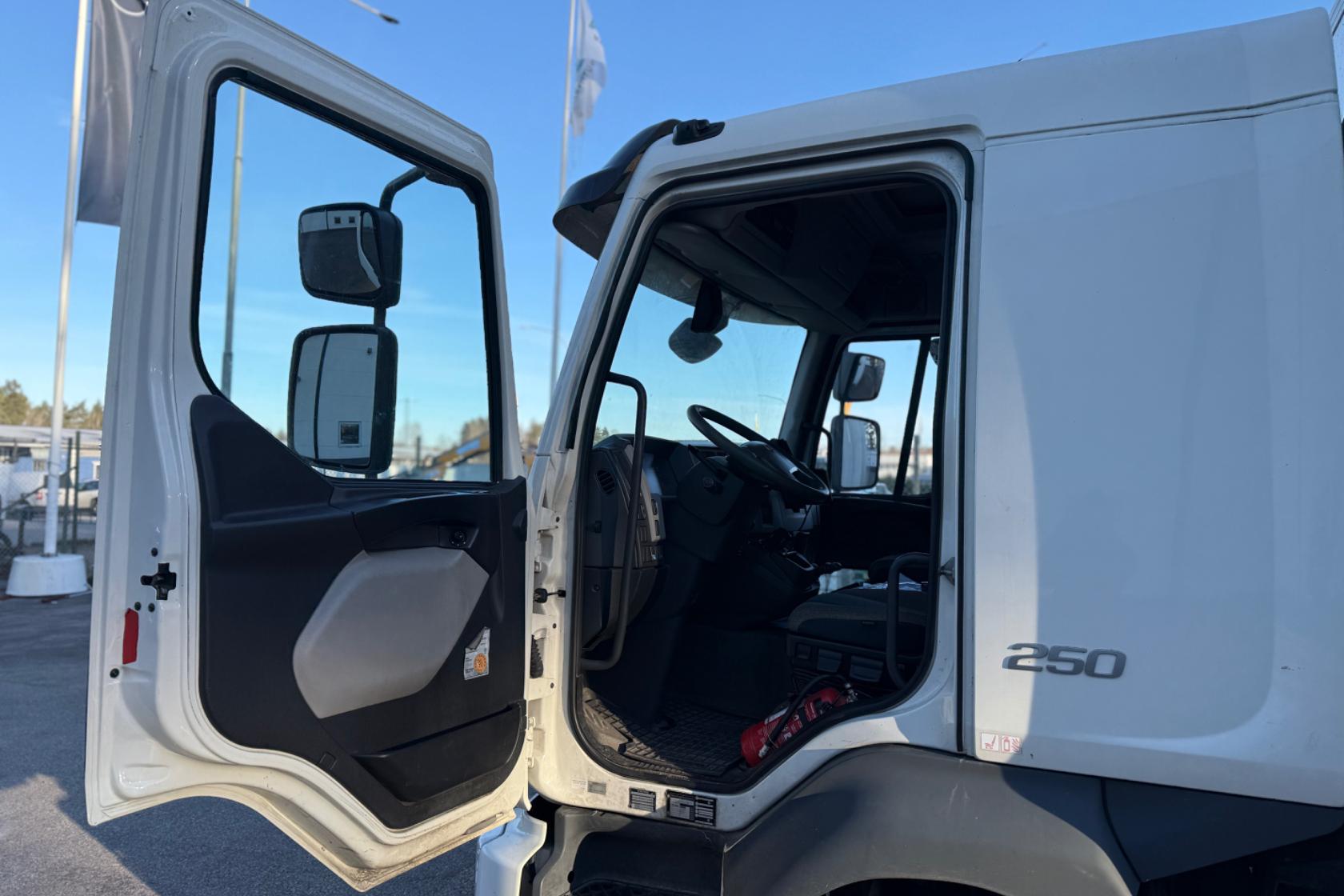 VOLVO FL250 - 420 523 km - Automatic - white - 2017