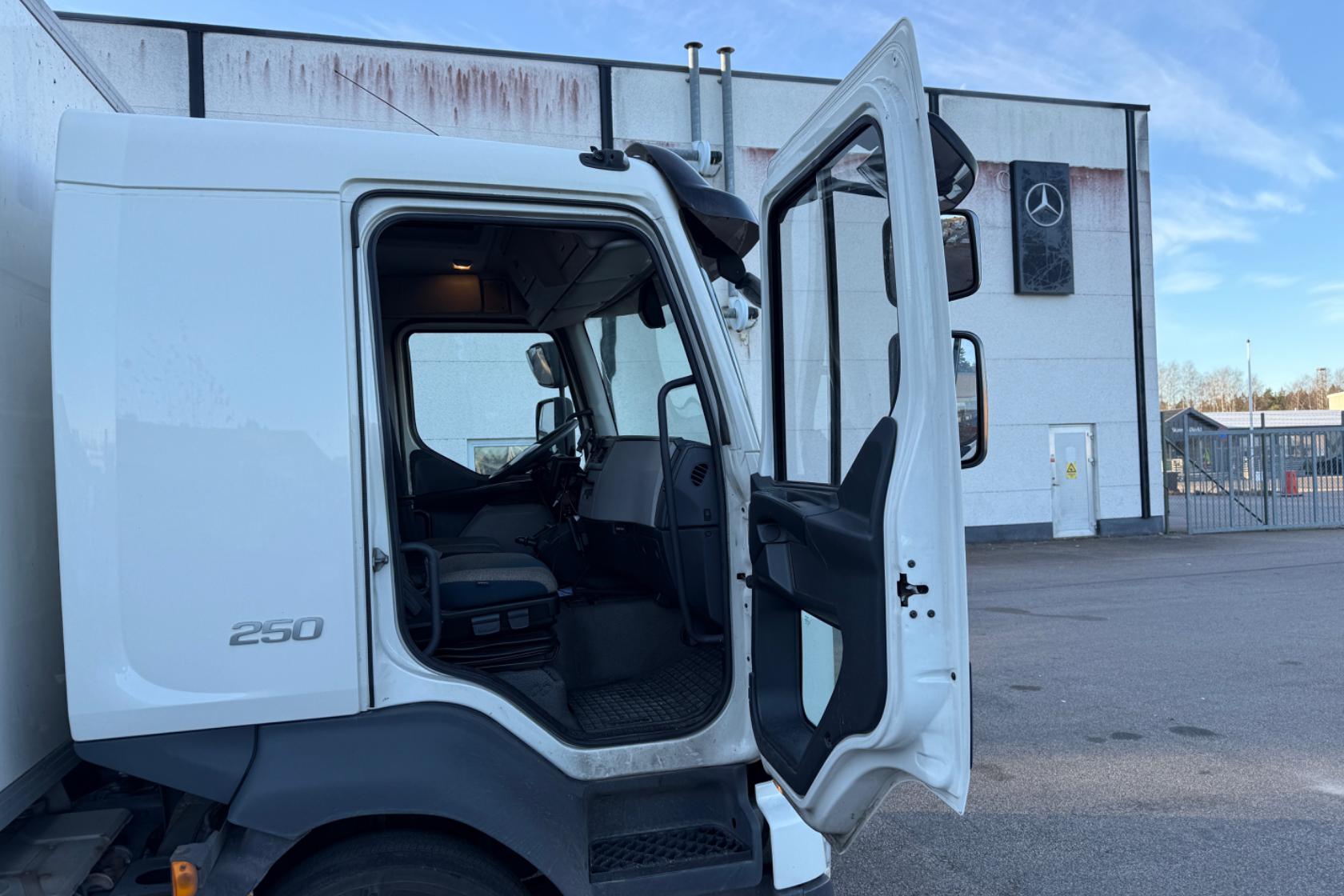 VOLVO FL250 - 420 523 km - Automatic - white - 2017