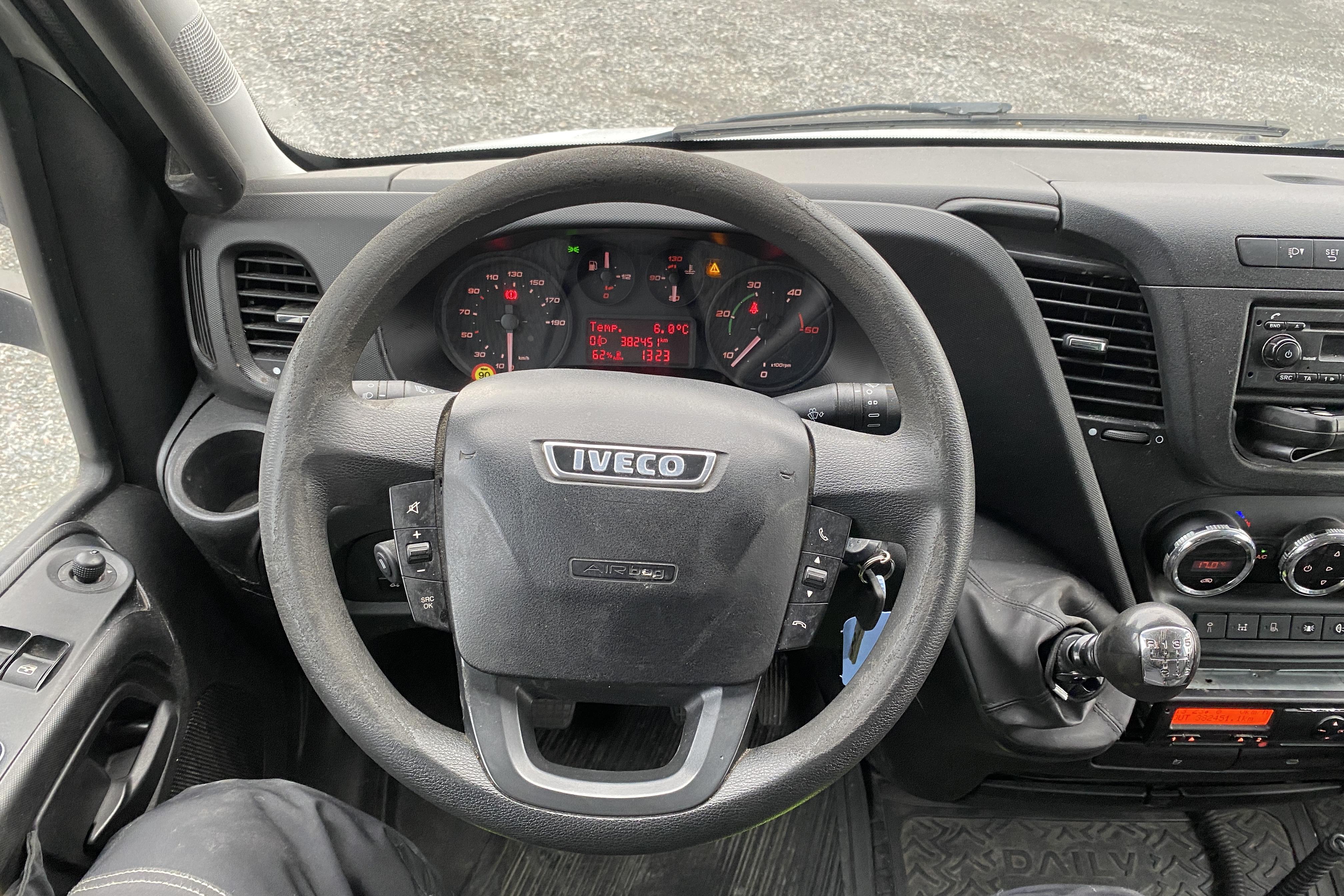 Iveco DAILY 70C17H P - 382 451 km - Manuaalinen - valkoinen - 2015