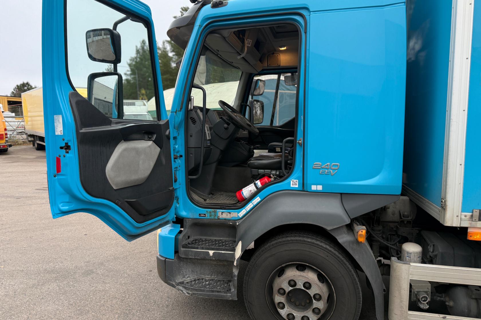 VOLVO FL240 - 427 977 km - Automat - Light Blue - 2014