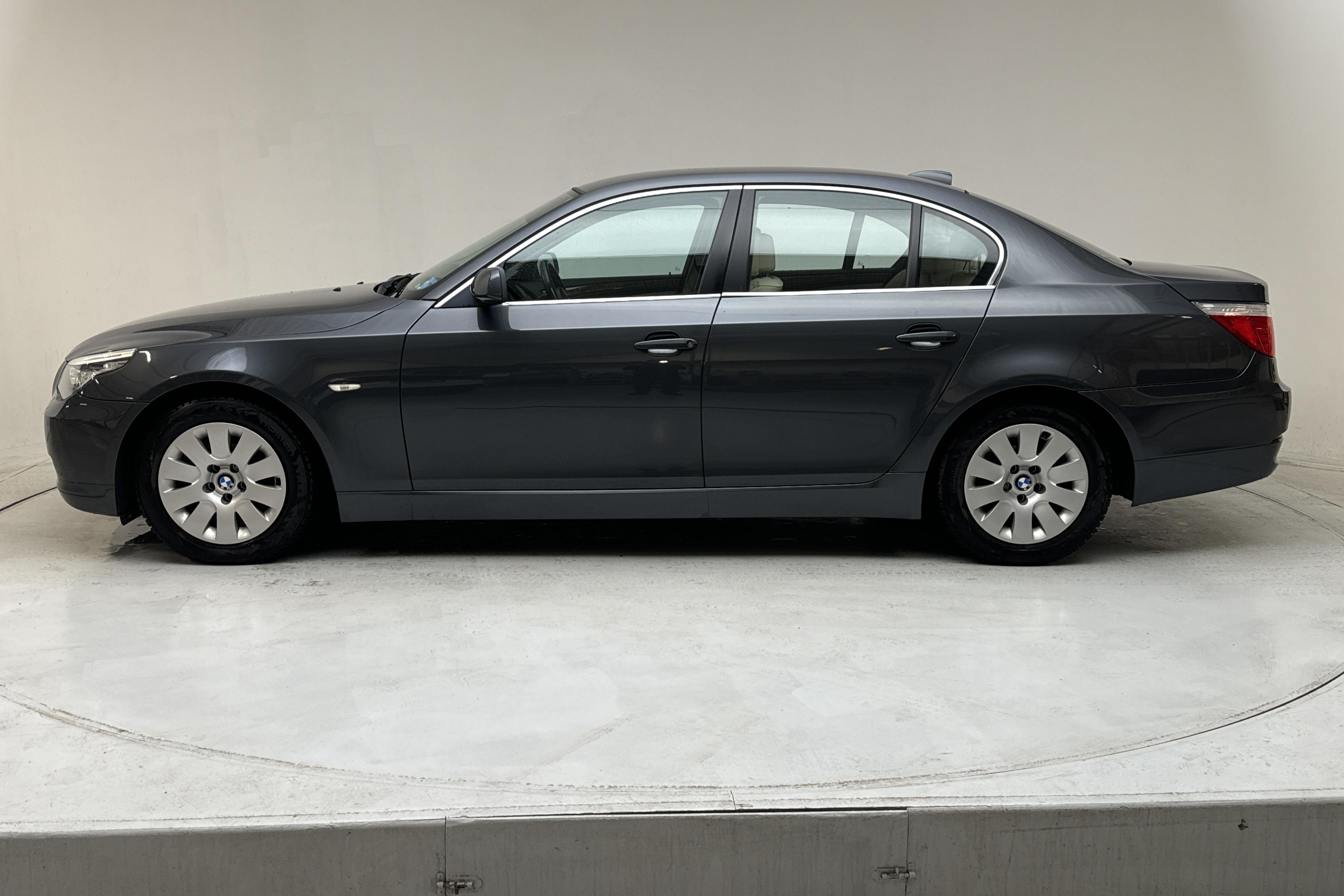 BMW 525i Sedan, E60 (218hk) - 20 046 mil - Automat - grå - 2009