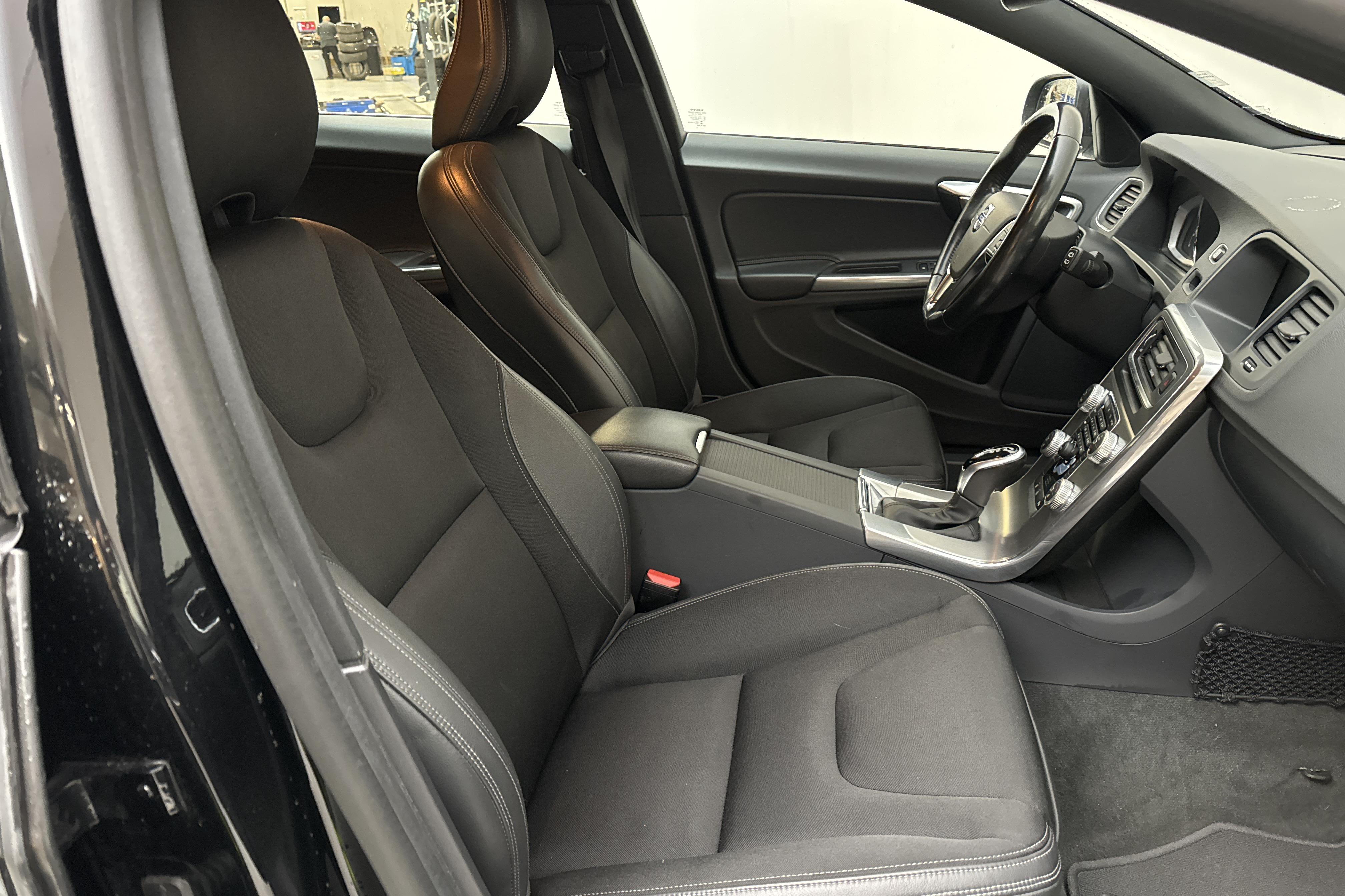 Volvo V60 D3 (150hk) - 13 503 mil - Automat - svart - 2018