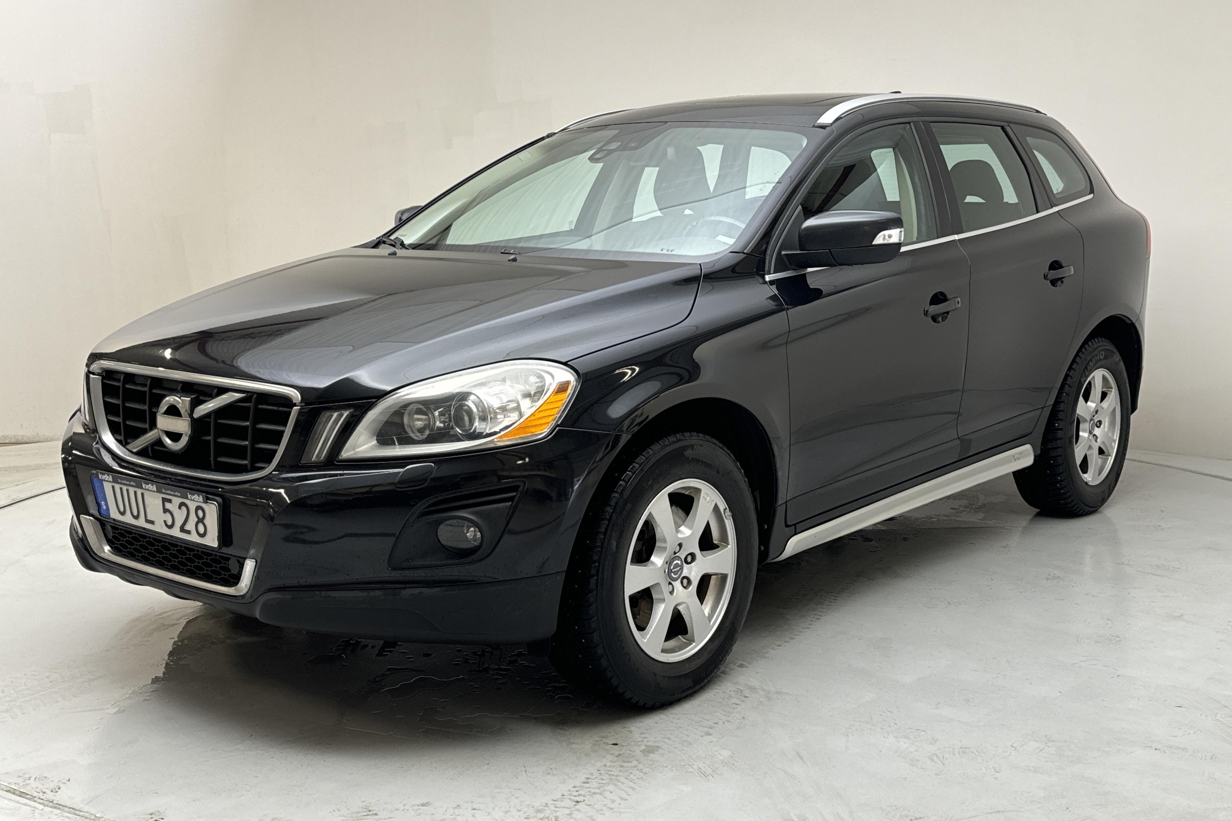 Volvo XC60 2.4D 2WD (175hk) - 24 380 mil - Manuell - svart - 2010