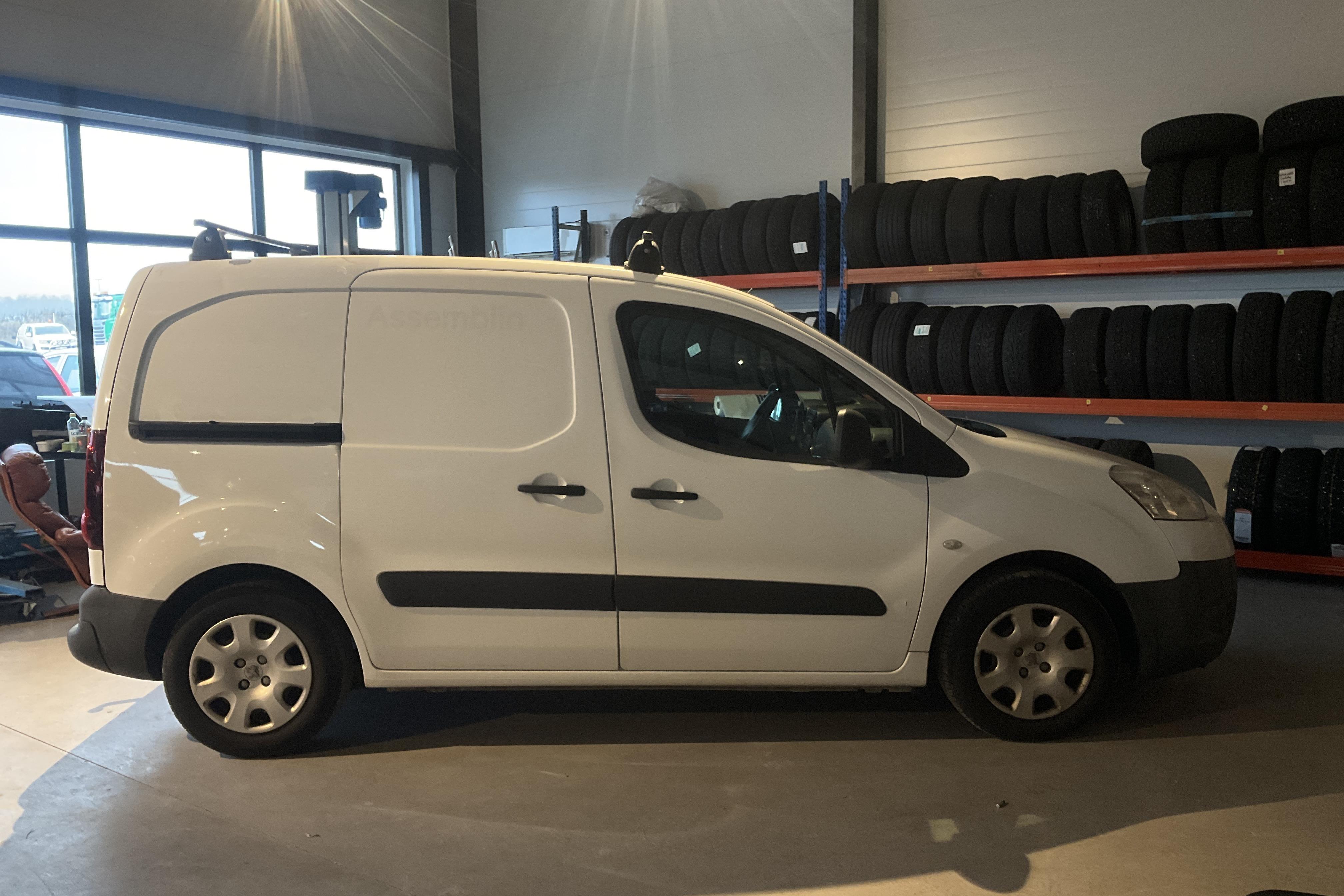 Peugeot Partner 1.6 e-HDI Skåp (90hk) - 81 250 km - Käsitsi - valge - 2014