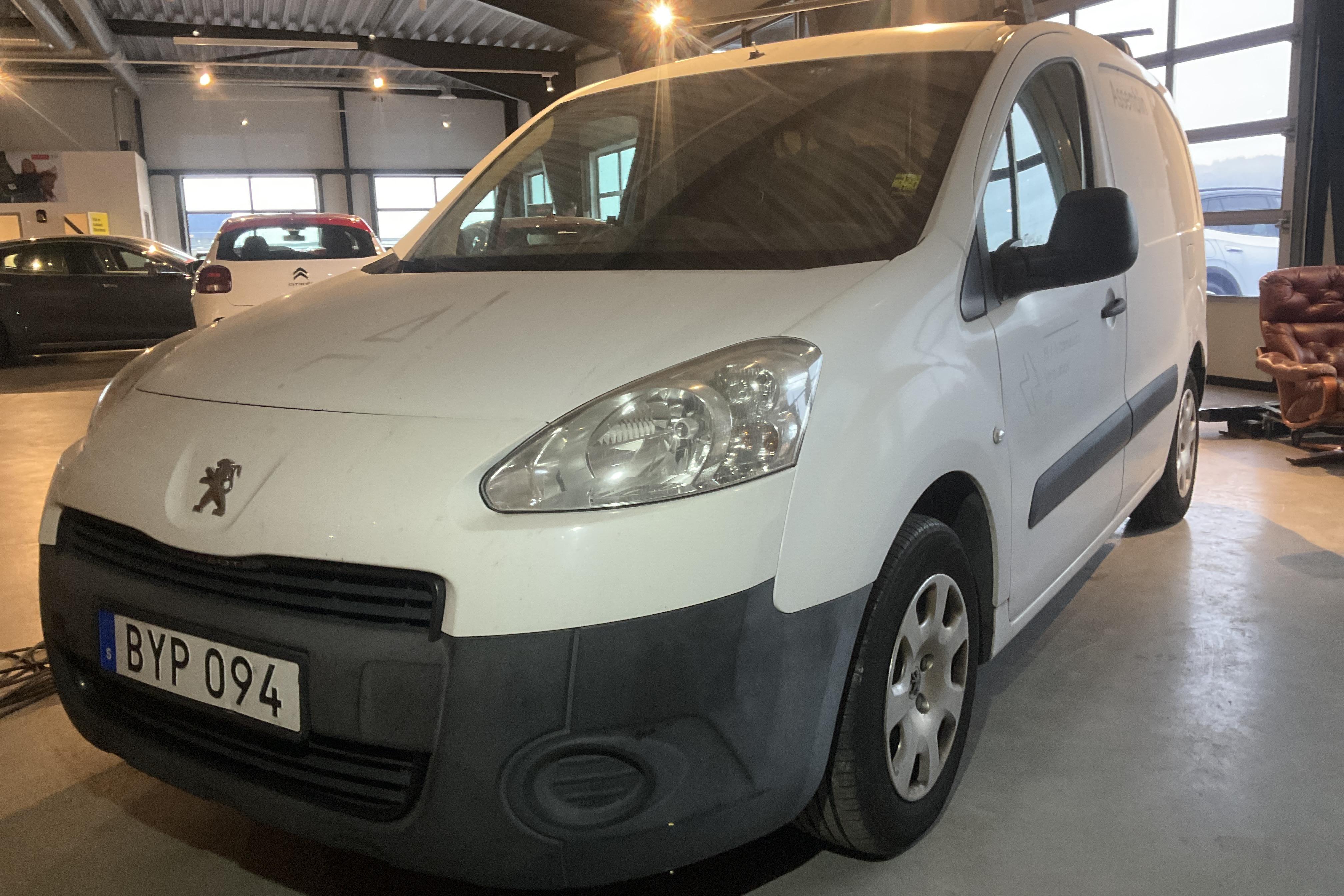 Peugeot Partner 1.6 e-HDI Skåp (90hk) - 81 250 km - Käsitsi - valge - 2014