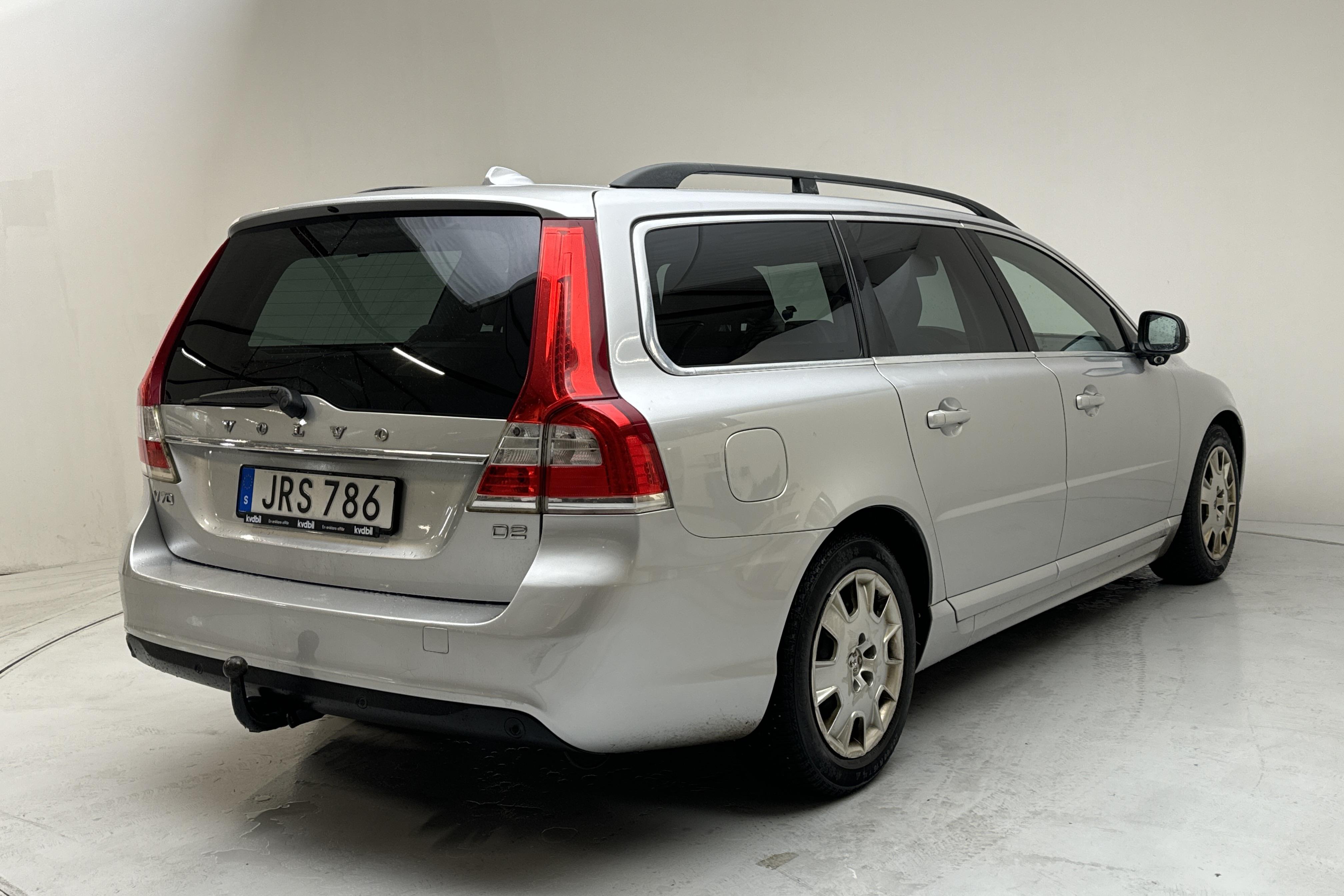 Volvo V70 II D2 (115hk) - 181 200 km - Manuaalinen - hopea - 2015