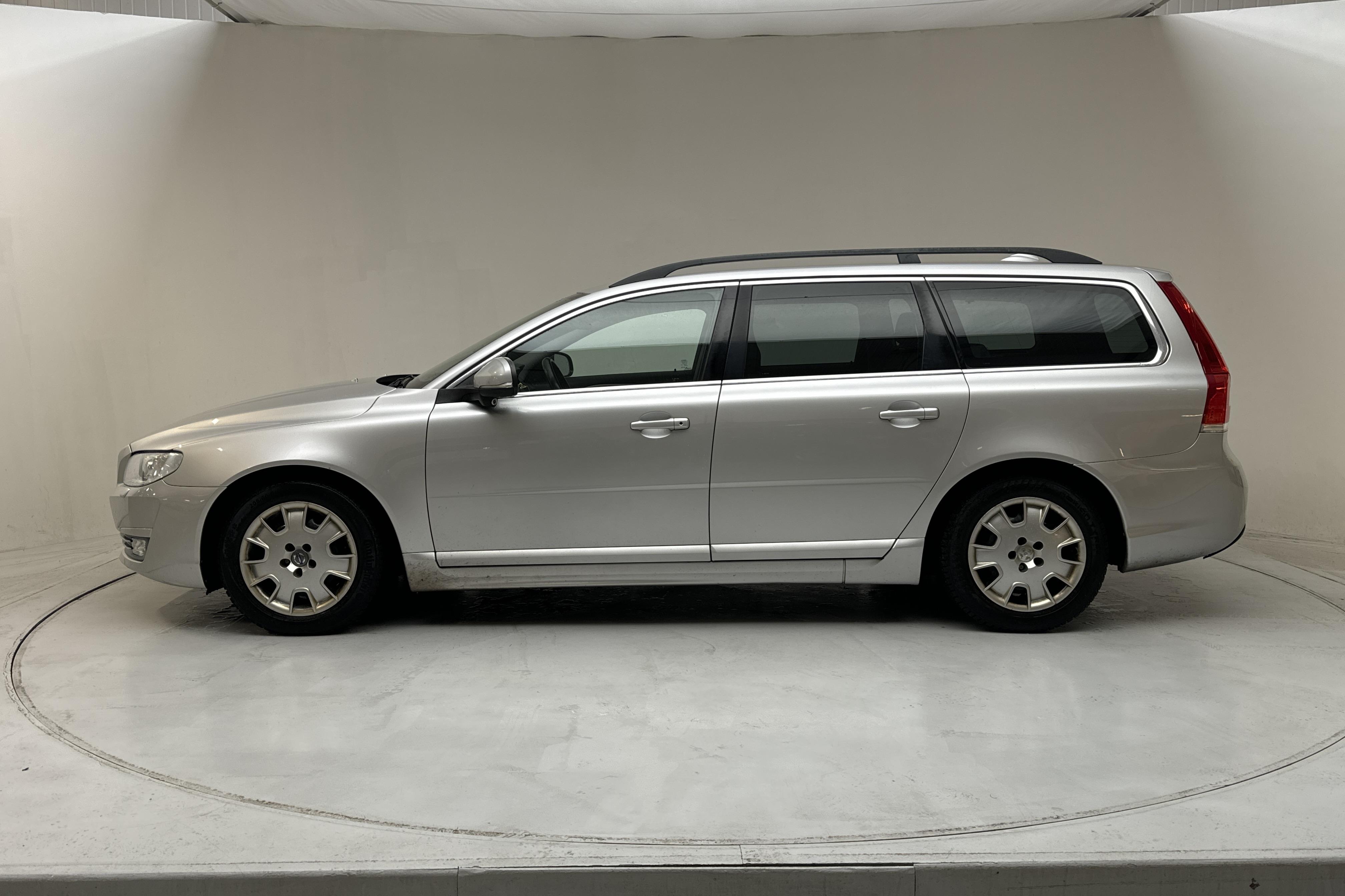 Volvo V70 II D2 (115hk) - 181 200 km - Manuaalinen - hopea - 2015