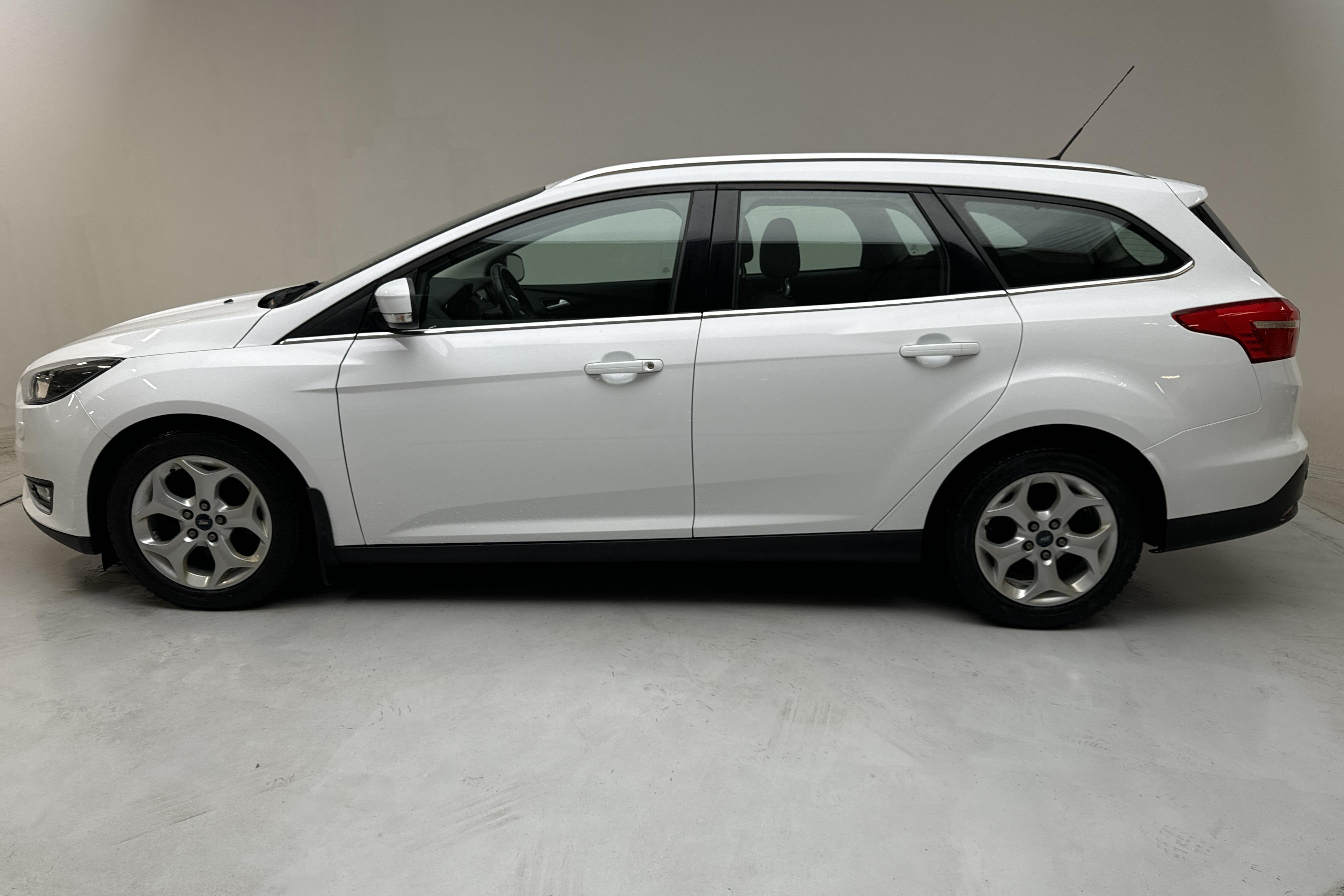 Ford Focus 1.0 EcoBoost Kombi (125hk) - 133 040 km - Manualna - biały - 2016