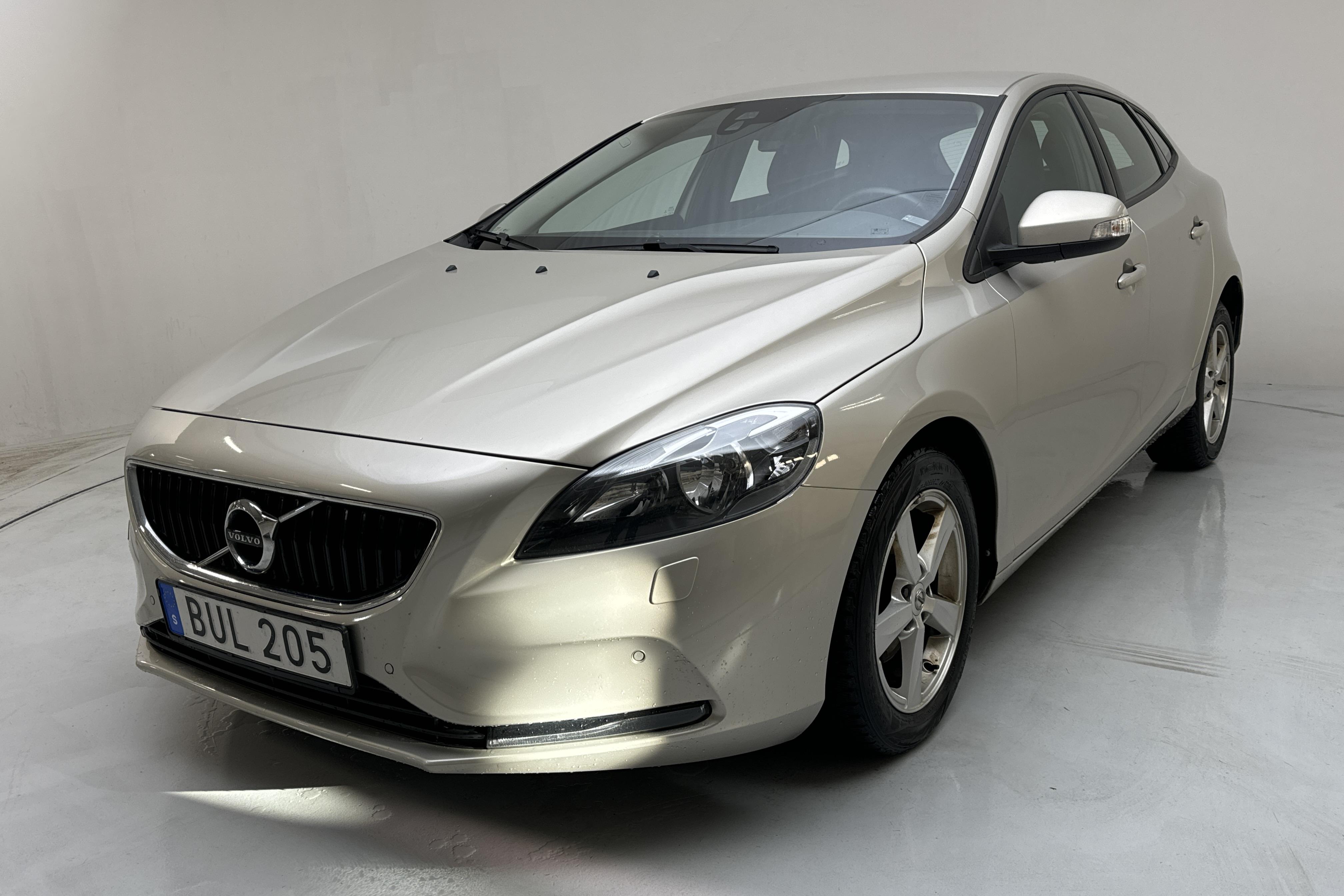 Volvo V40 D2 (120hk) - 11 734 mil - Manuell - Light Brown - 2017